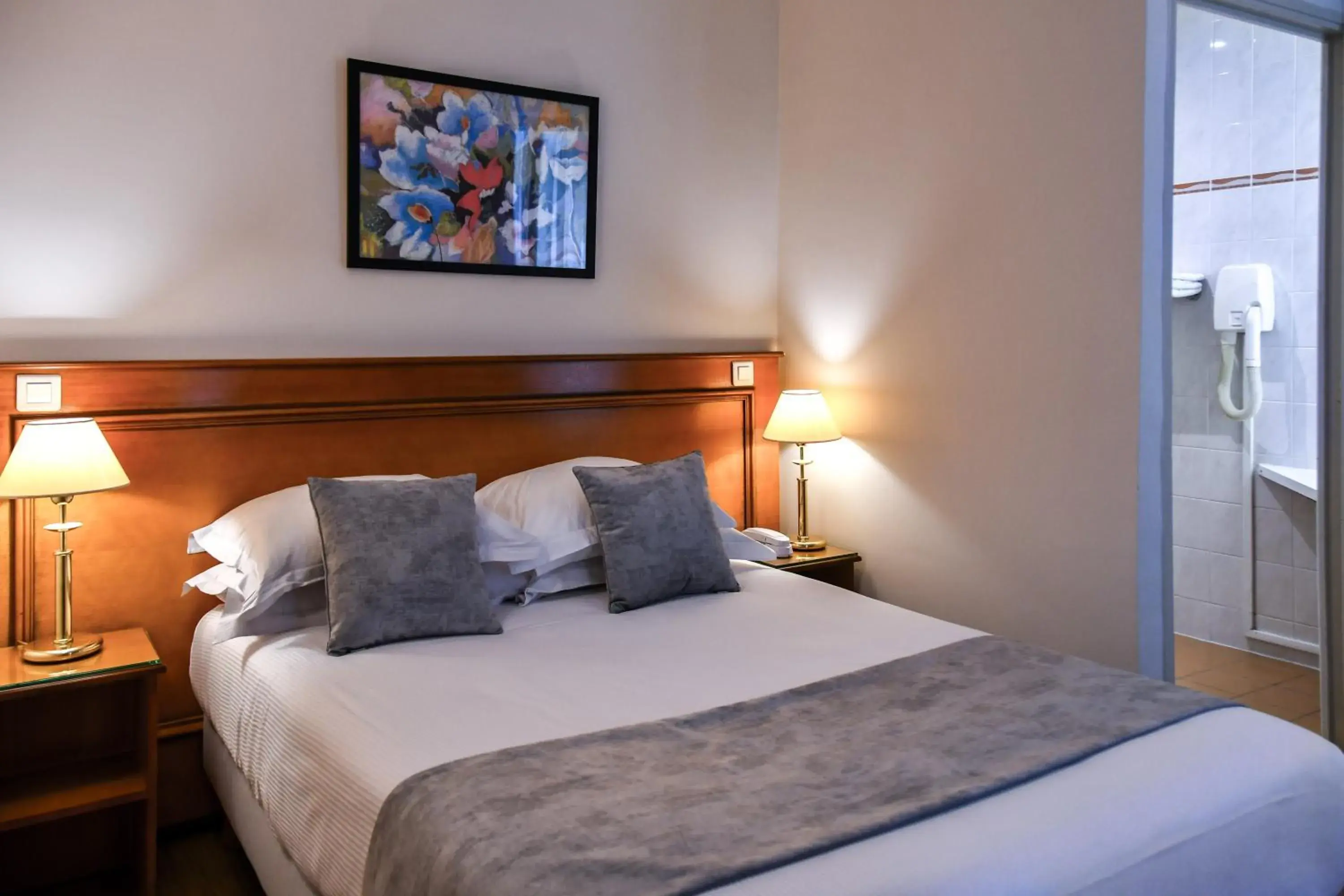 Bed in Hôtel des Deux Avenues Bed in Hôtel des Deux Avenues