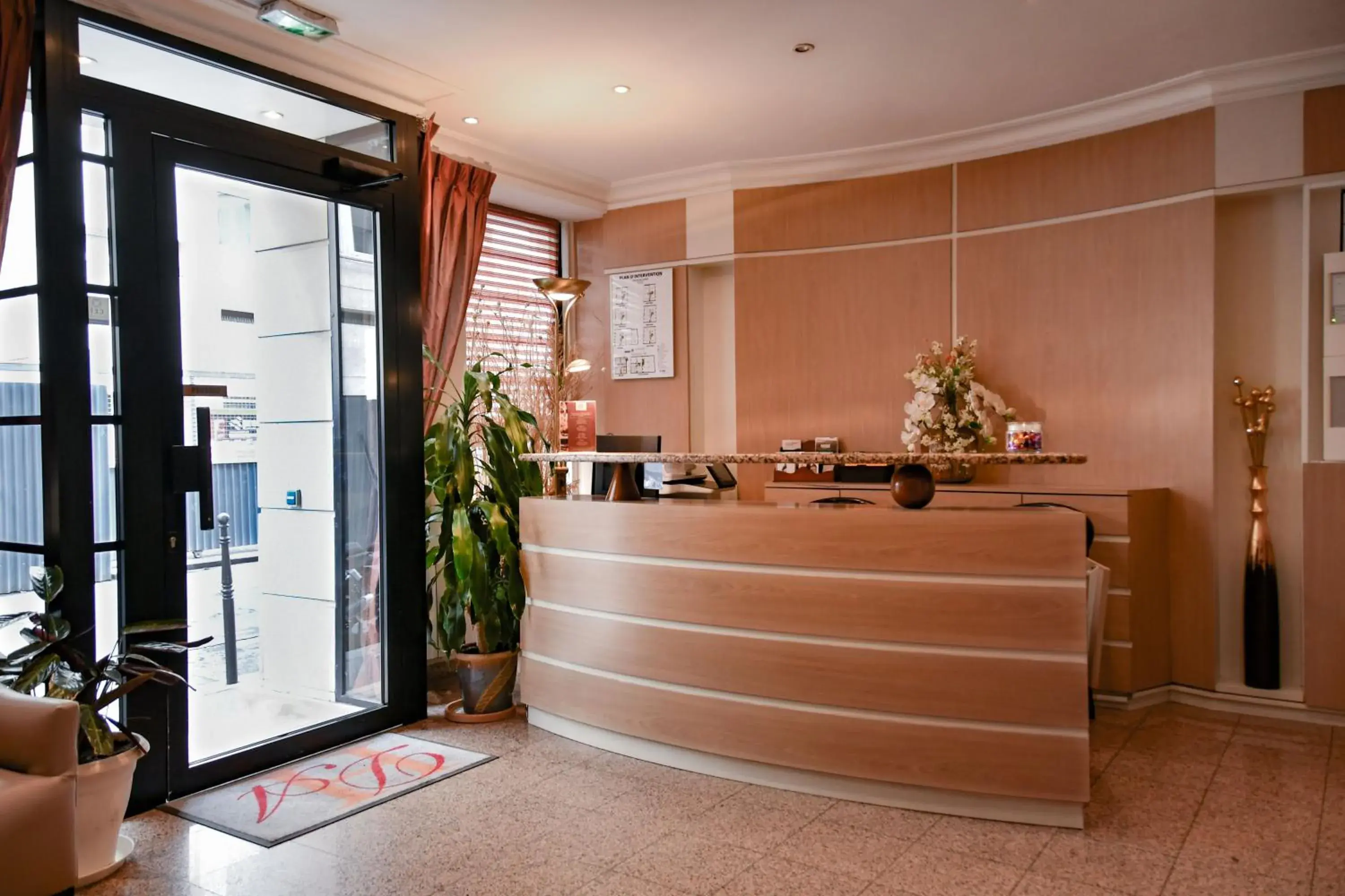 Lobby or reception in Hôtel des Deux Avenues Lobby or reception in Hôtel des Deux Avenues