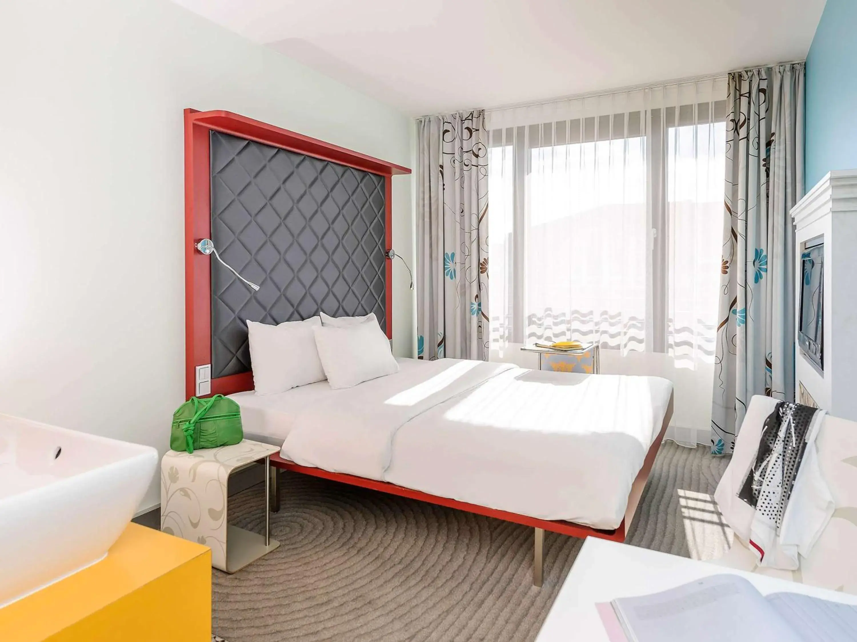 Bathroom, Bed in ibis Styles Hotel Berlin Mitte Bathroom, Bed in ibis Styles Hotel Berlin Mitte