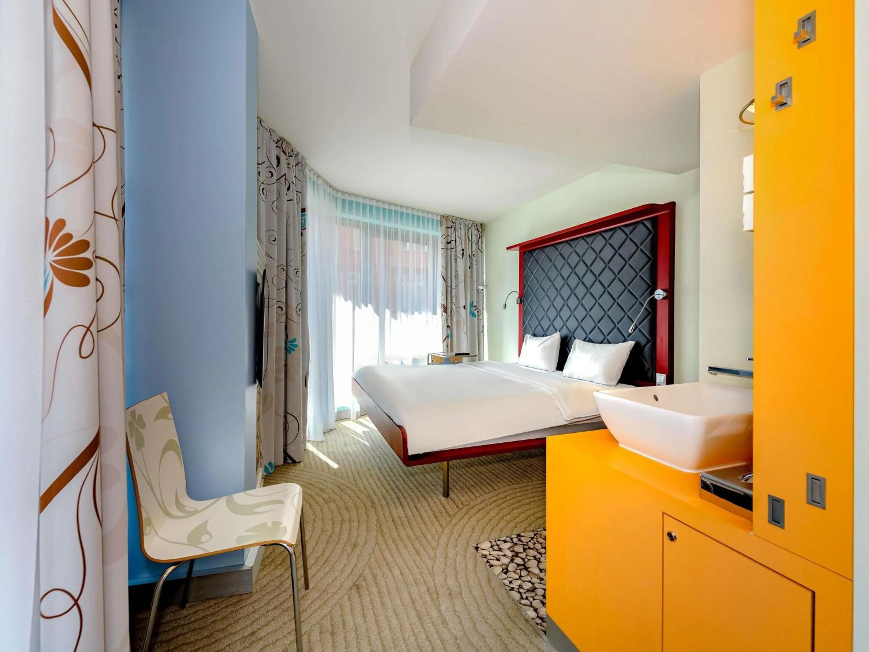 Bedroom, Bed in ibis Styles Hotel Berlin Mitte