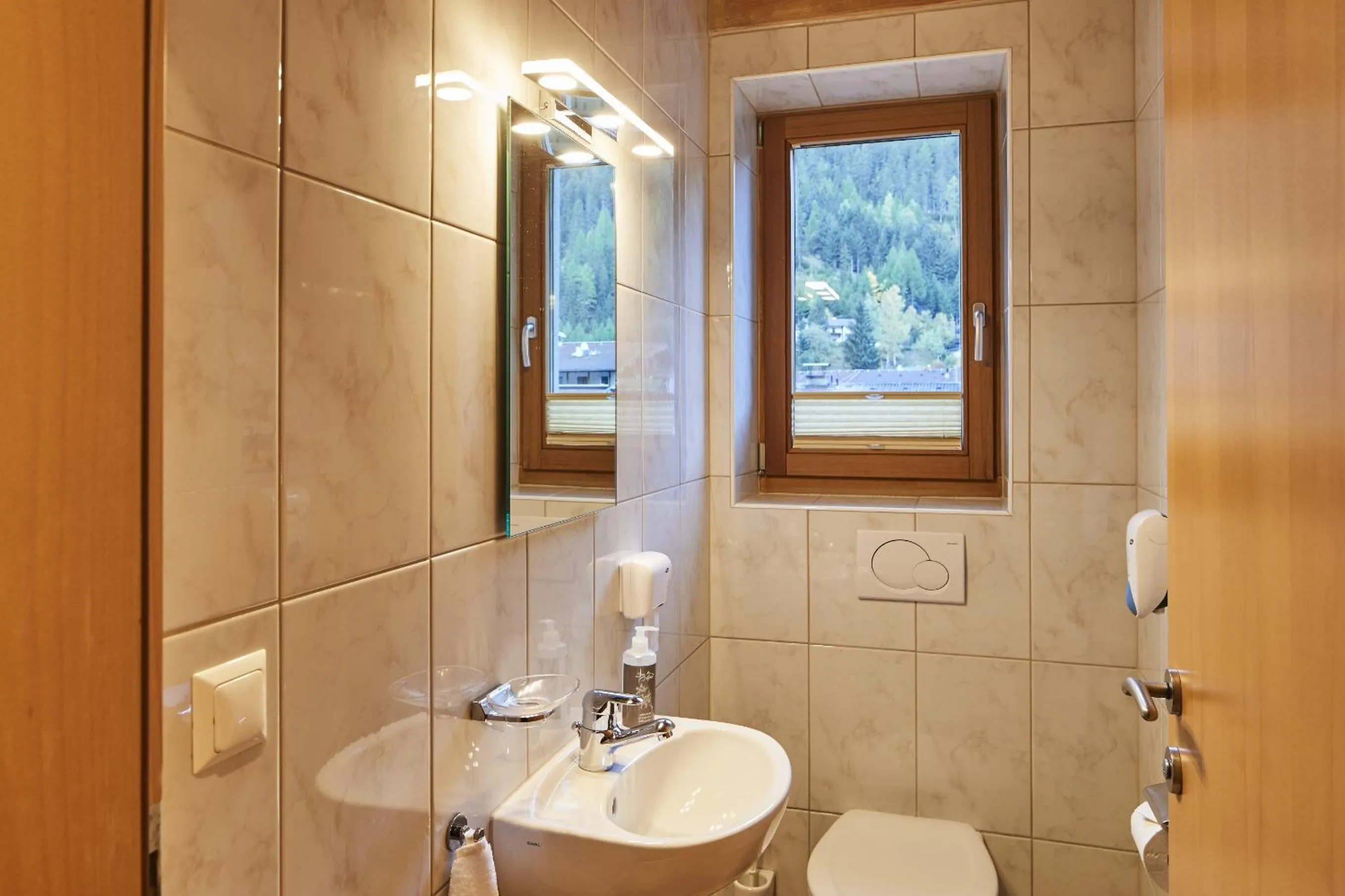 Toilet in Tirolerhof - Appartementhaus