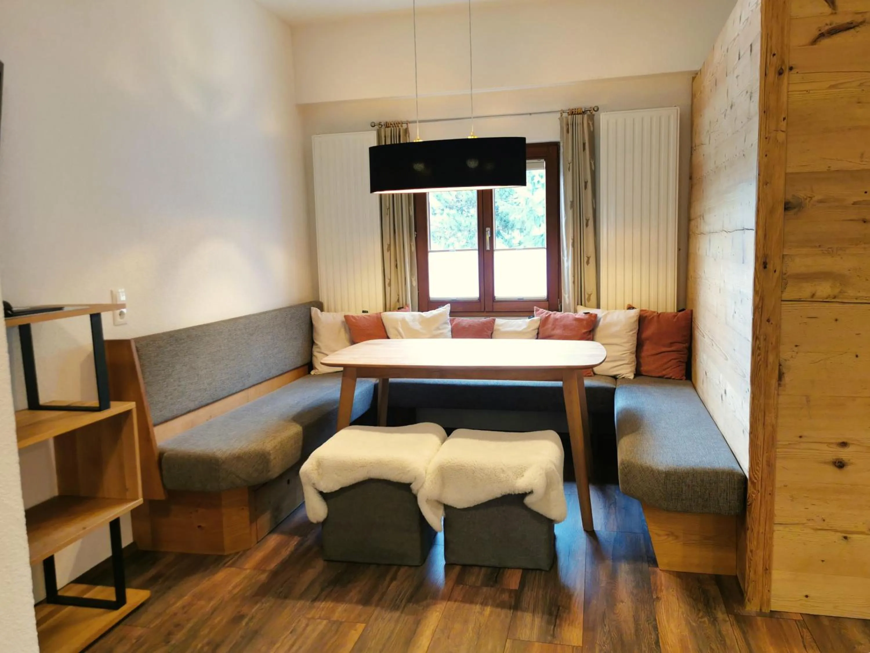 Dining area, Bed in Tirolerhof - Appartementhaus