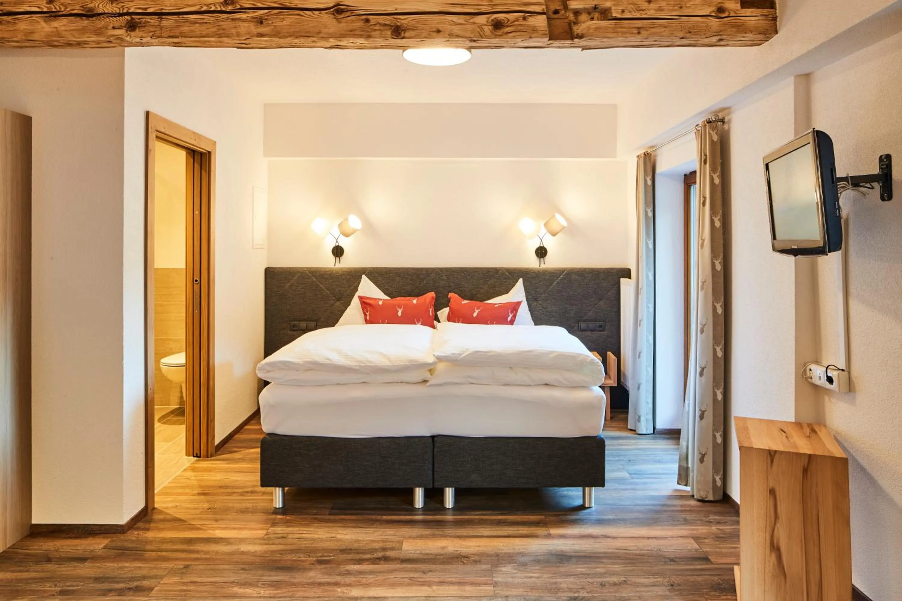 Photo of the whole room, Bed in Tirolerhof - Appartementhaus