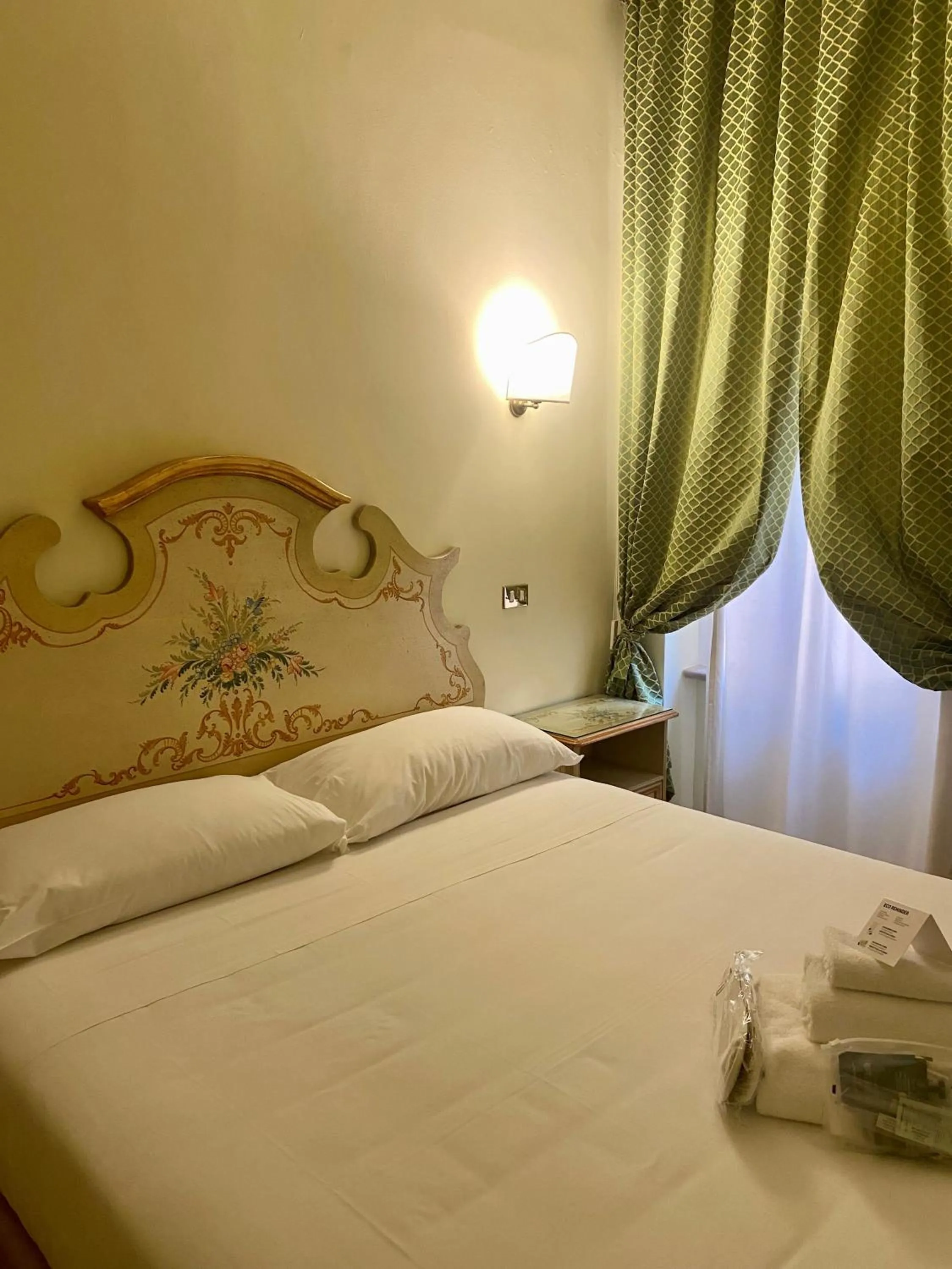 Bed in Sourire Hotel