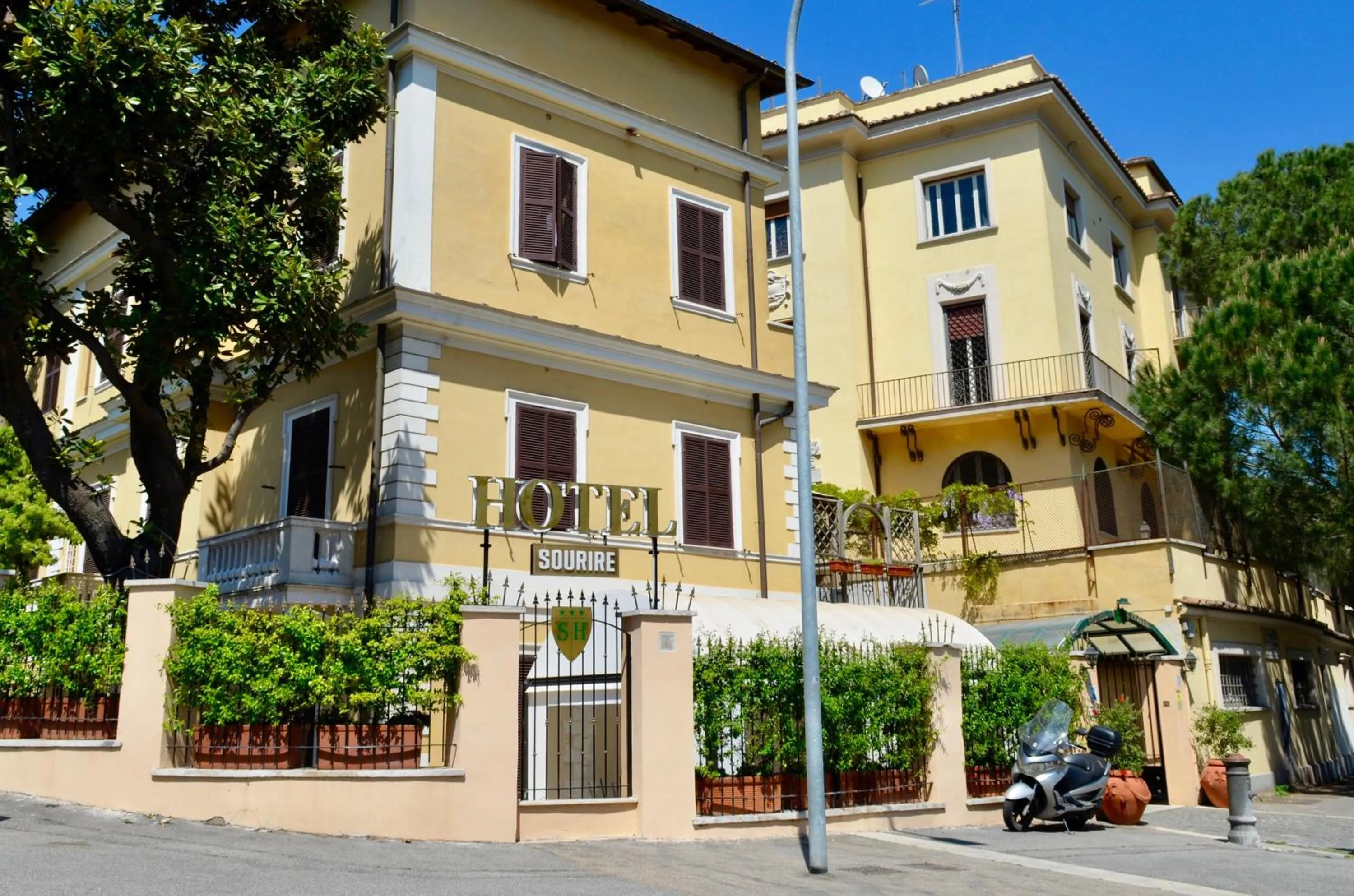 Facade/entrance in Sourire Hotel