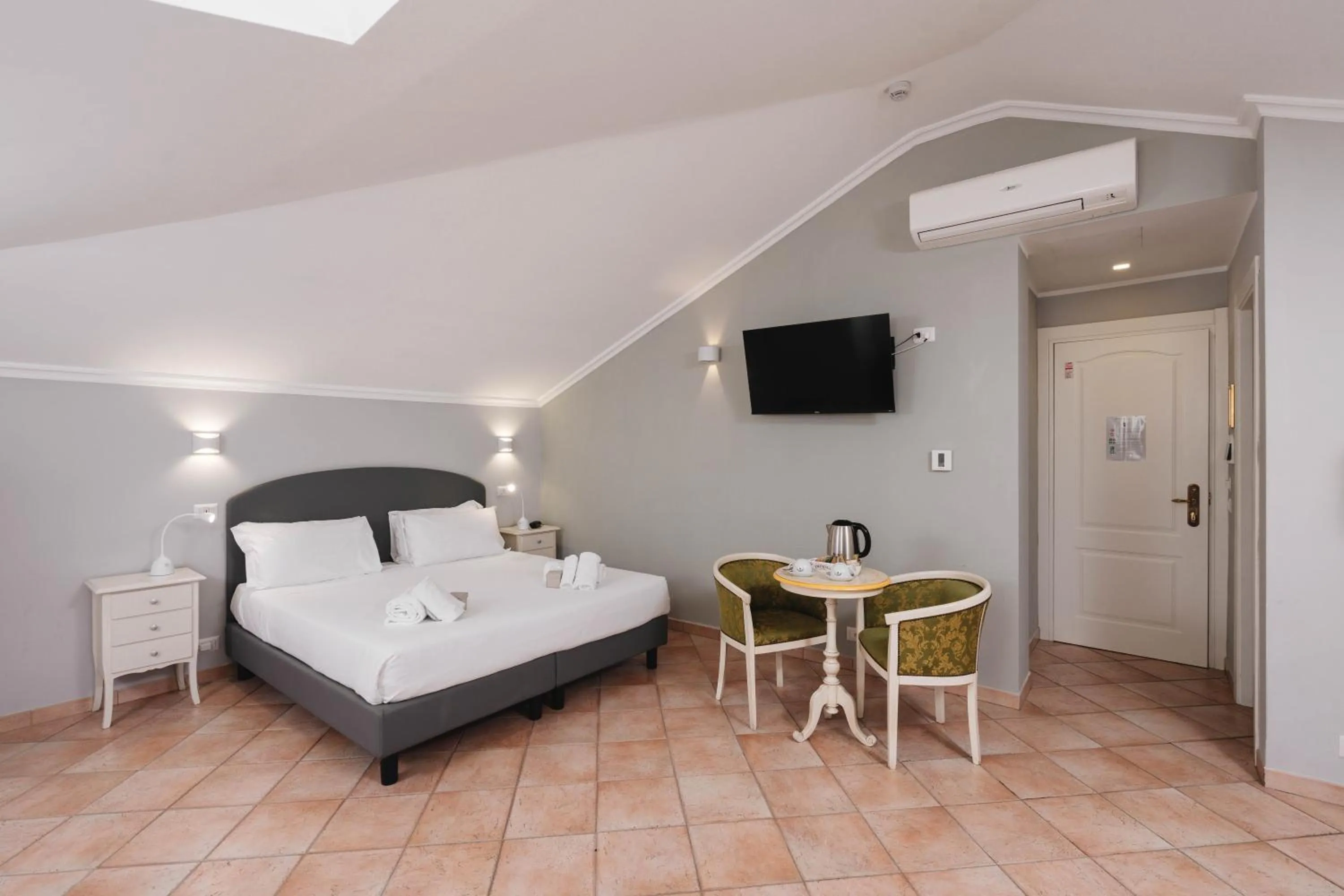 Bed in Sourire Hotel