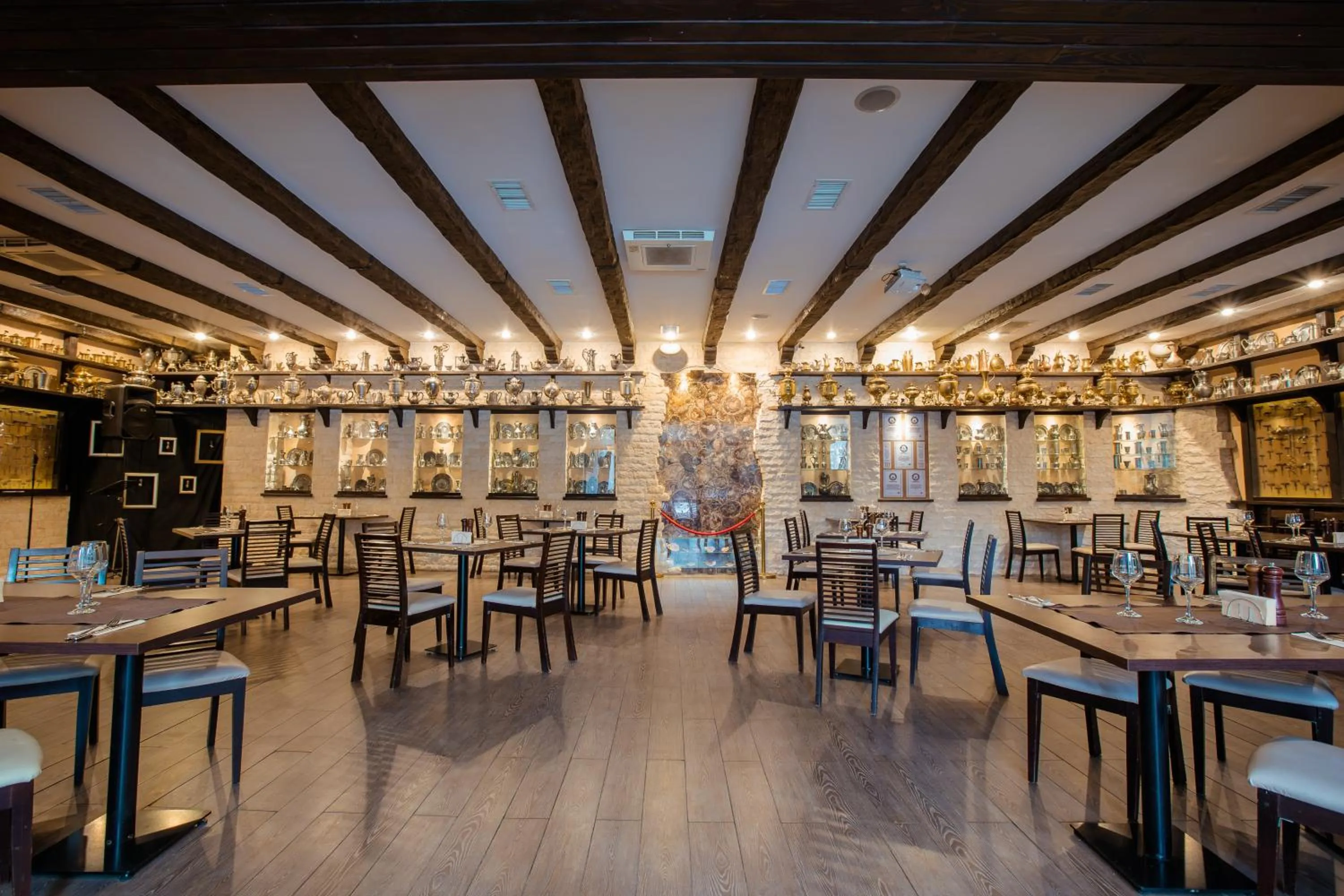 Restaurant/places to eat in Hotel Smart