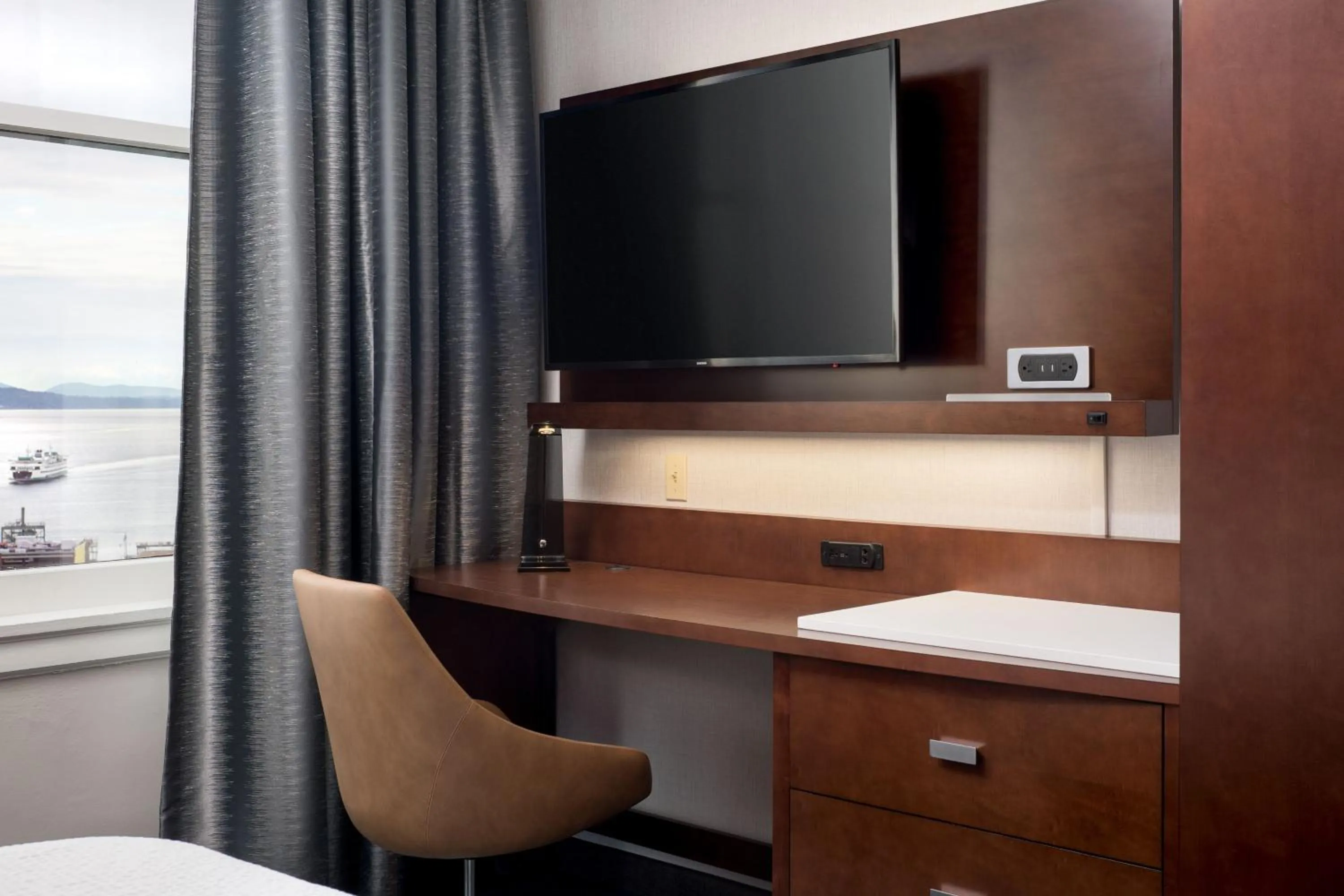 Photo of the whole room, Bed in Courtyard Seattle Downtown / Pioneer Square