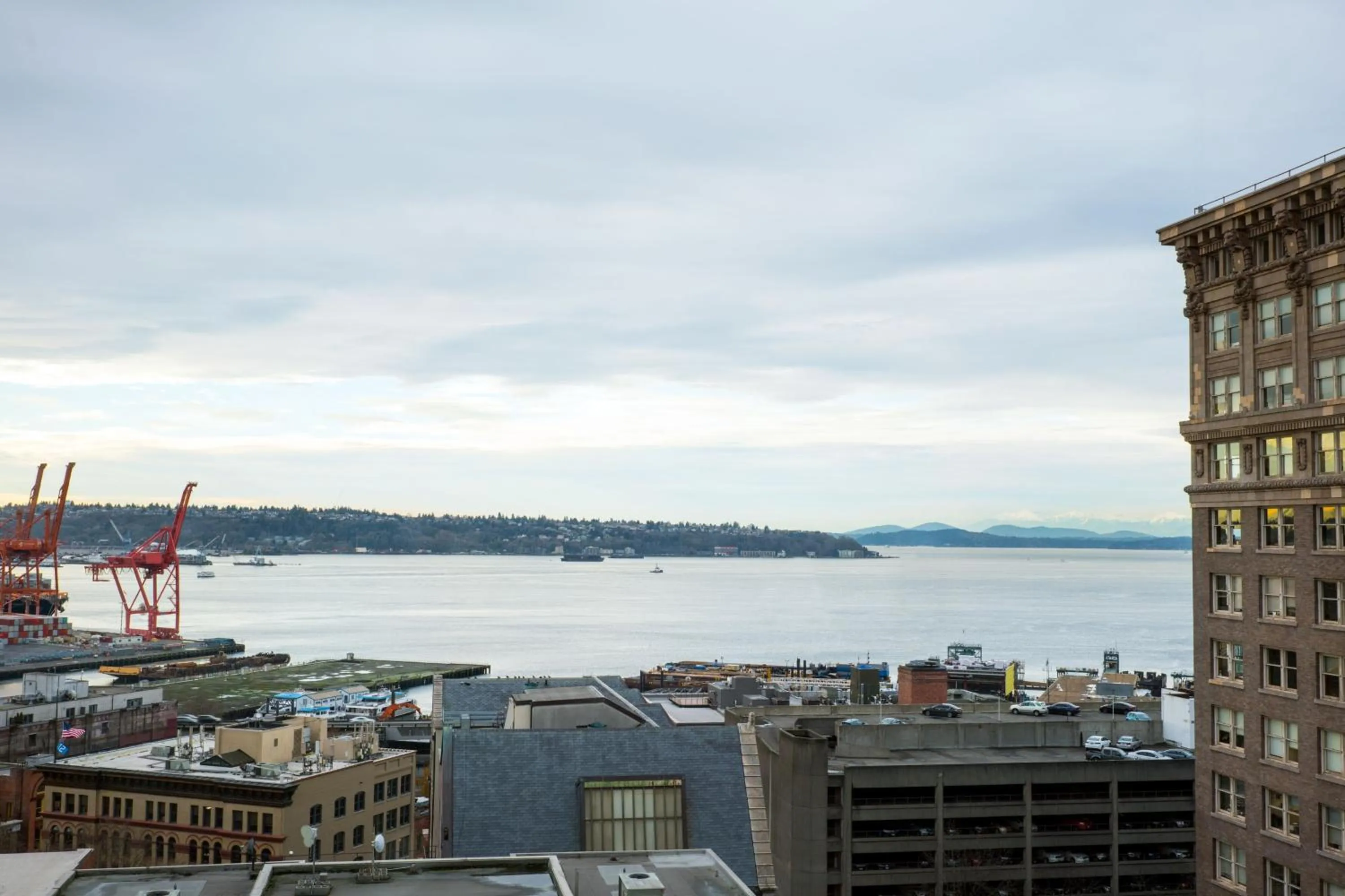 Photo of the whole room in Courtyard Seattle Downtown / Pioneer Square