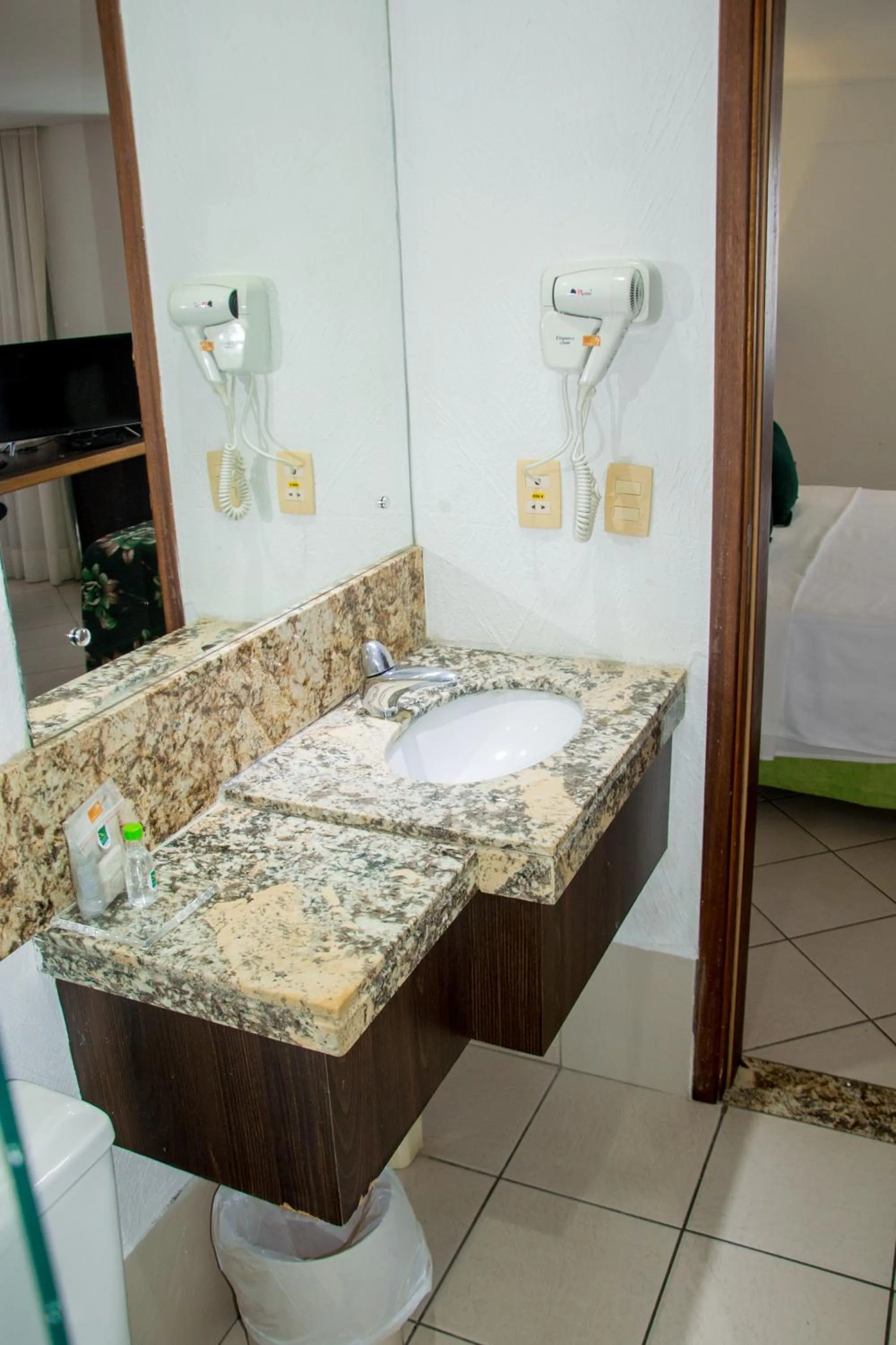 Bathroom, Bed in Quality Suites Natal