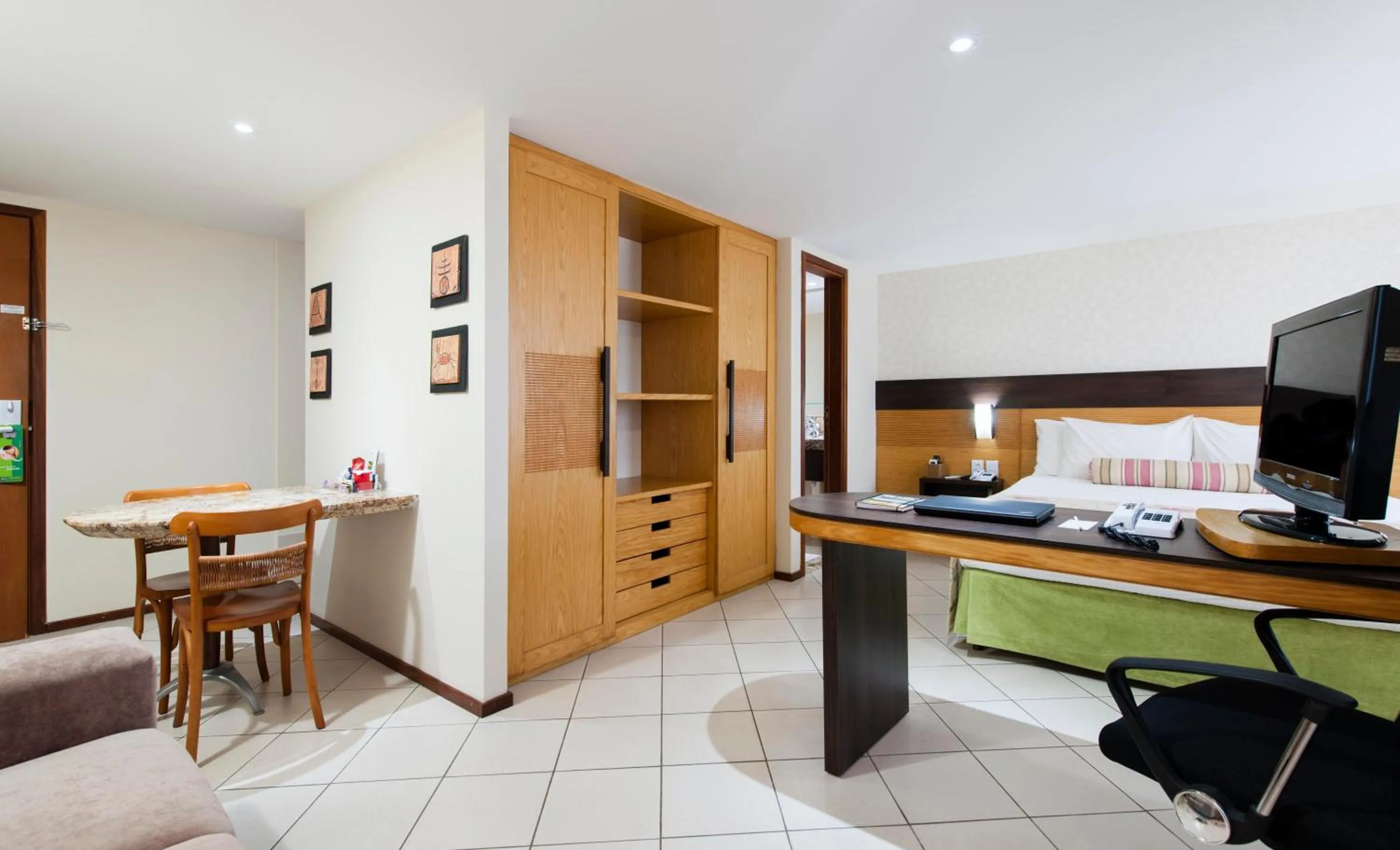 Photo of the whole room, Bed in Quality Suites Natal