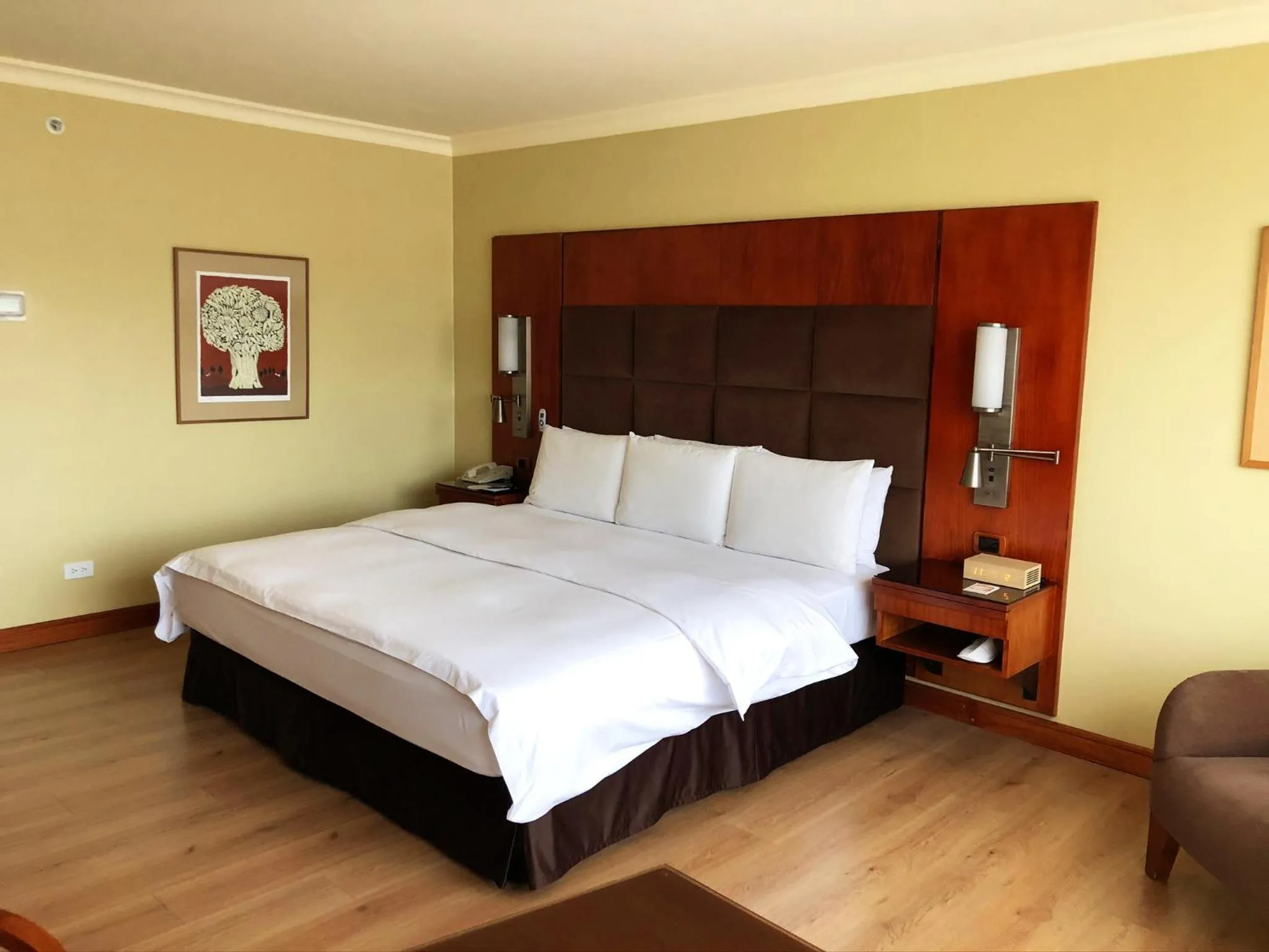 Photo of the whole room, Bed in Swissotel Quito