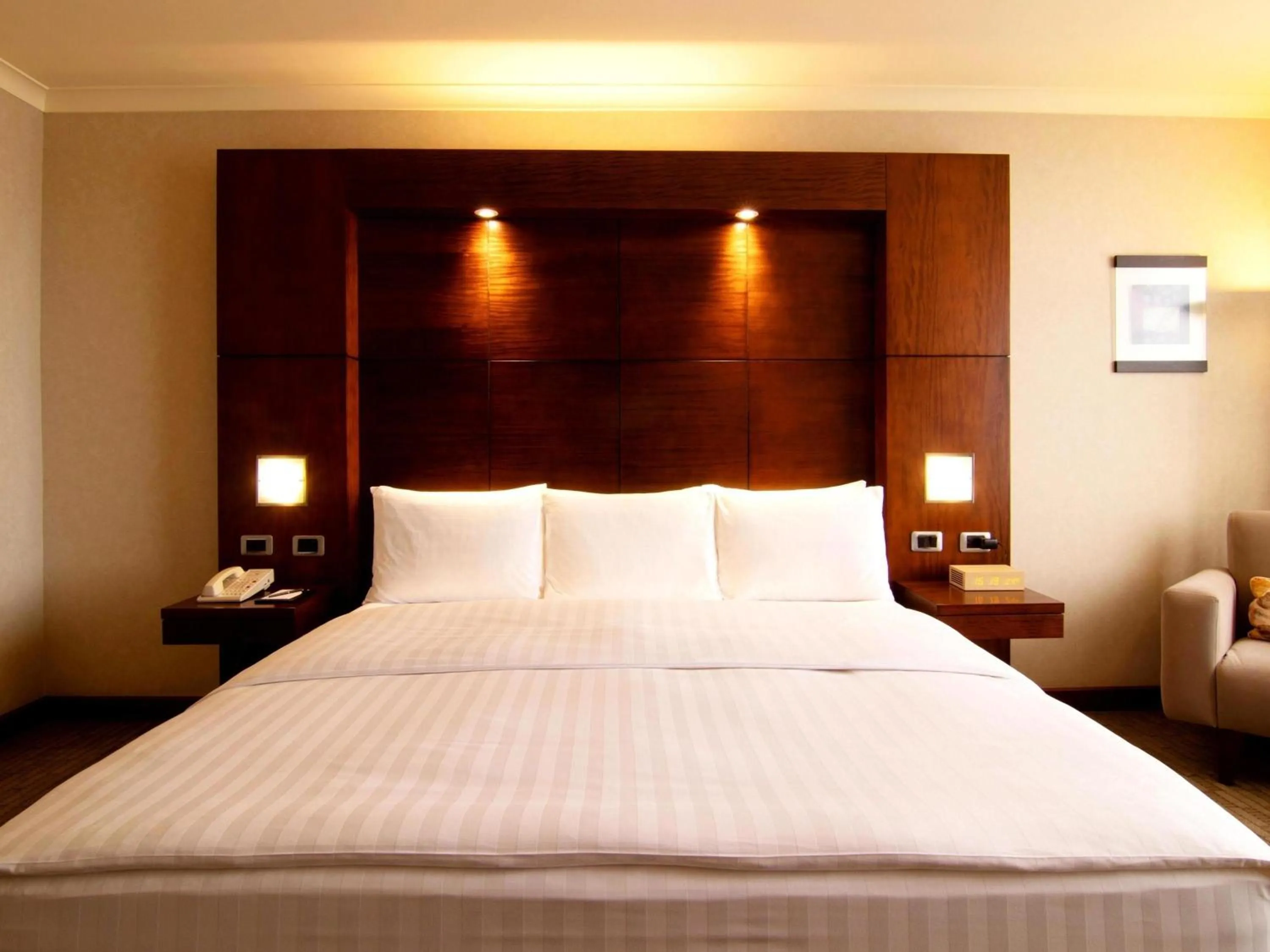 Bedroom, Bed in Swissotel Quito