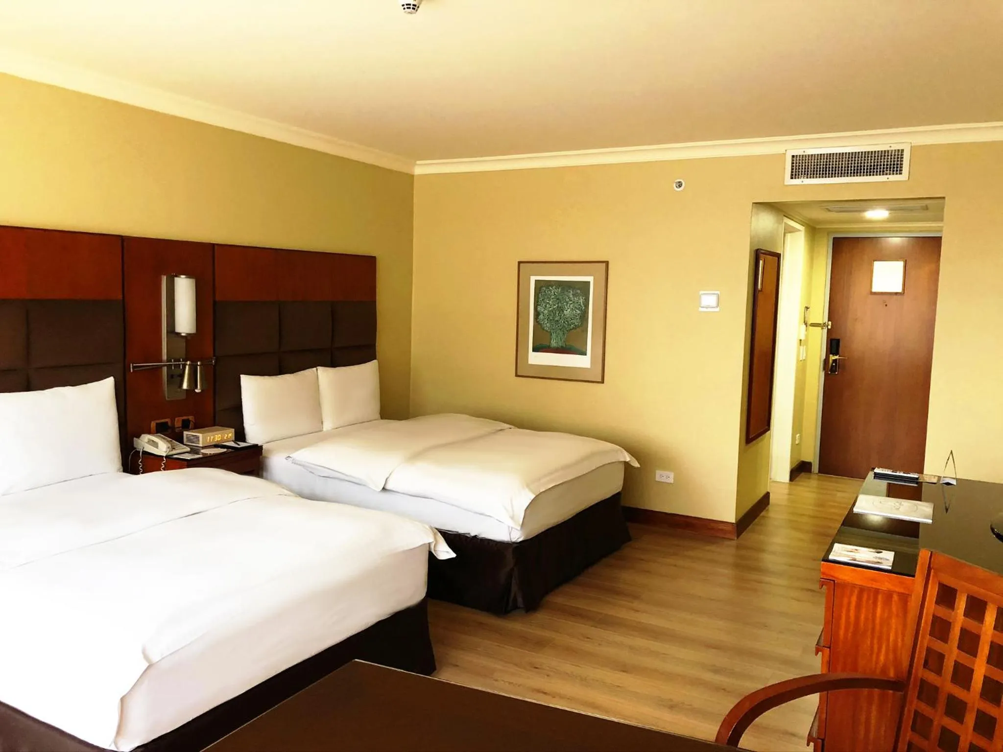 Photo of the whole room, Bed in Swissotel Quito