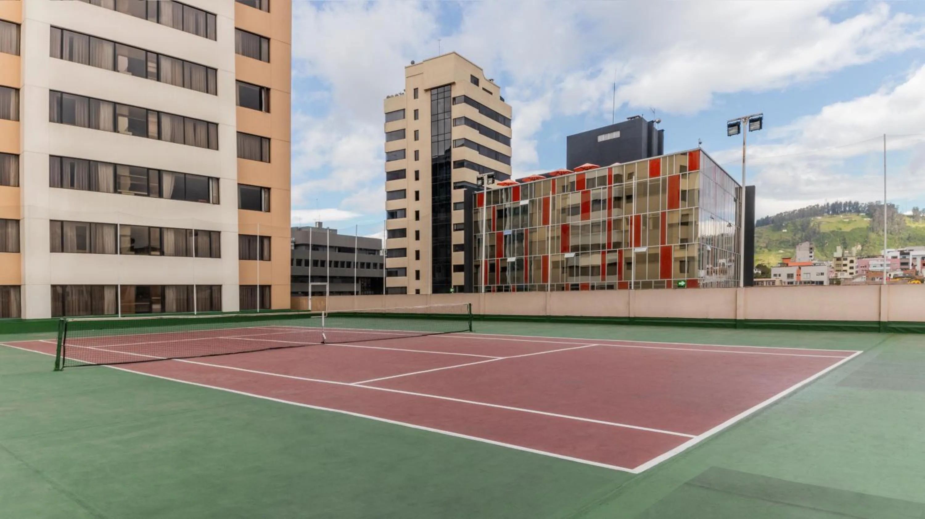 Tennis court in Swissotel Quito