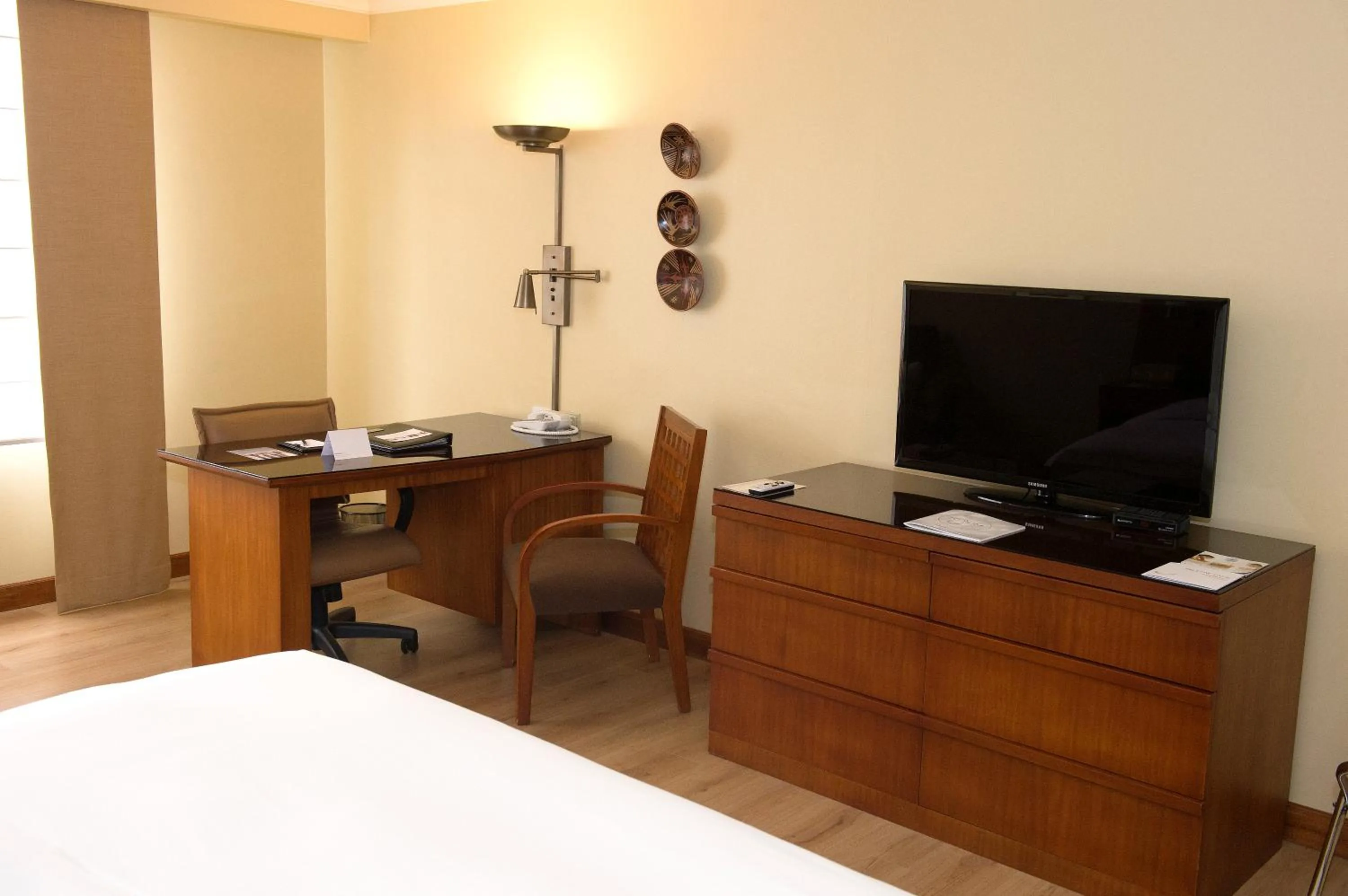 Seating area, Bed in Swissotel Quito