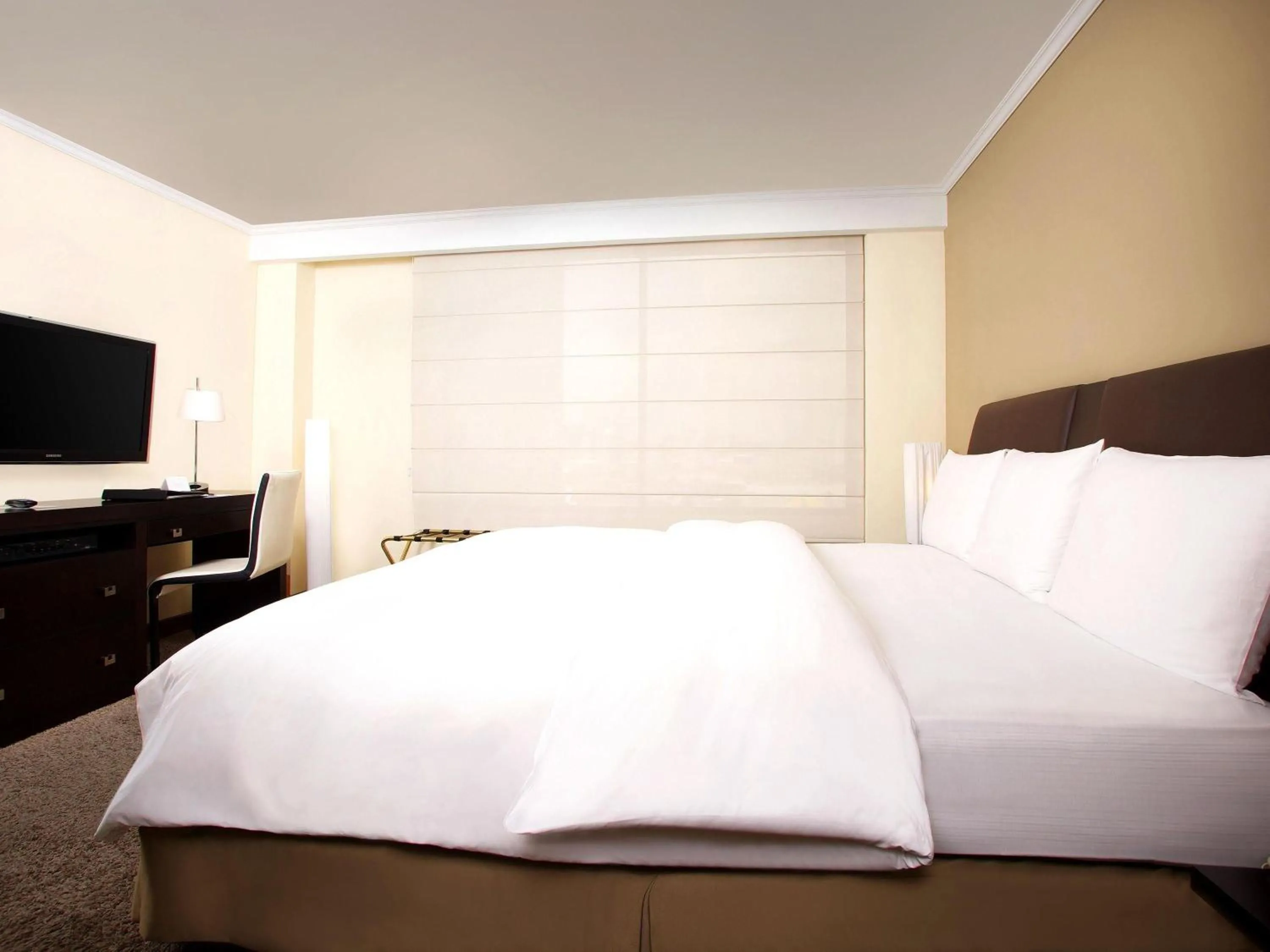 Bedroom, Bed in Swissotel Quito