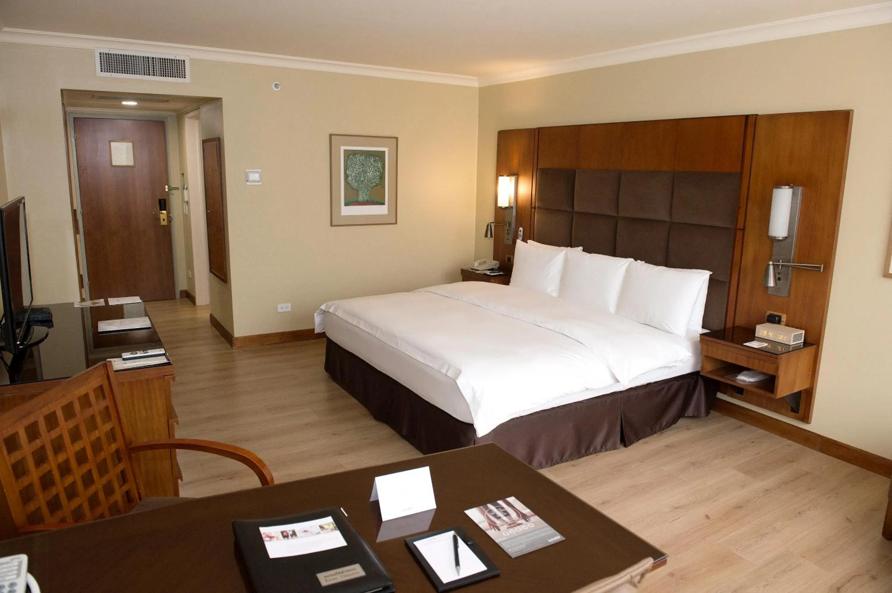 Photo of the whole room, Bed in Swissotel Quito