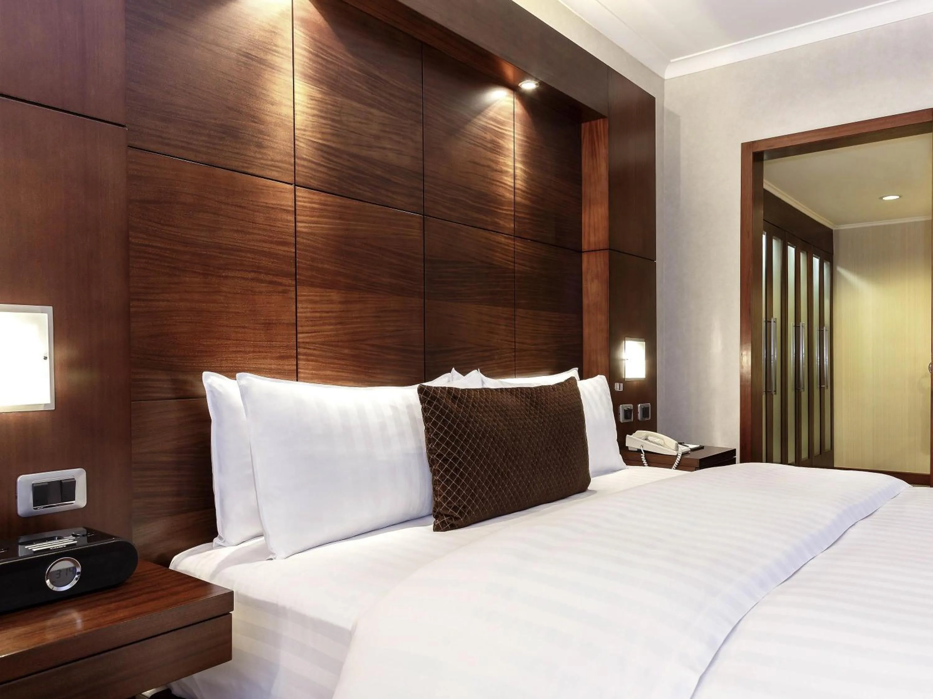 Bedroom, Bed in Swissotel Quito