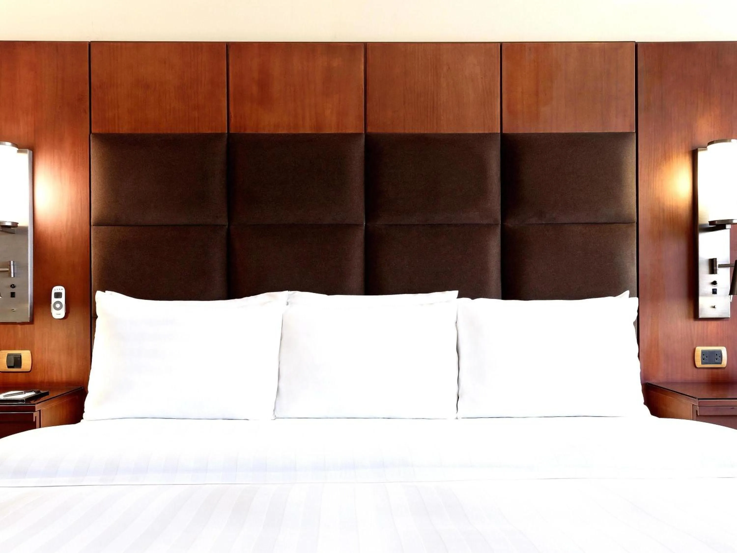 Bedroom, Bed in Swissotel Quito