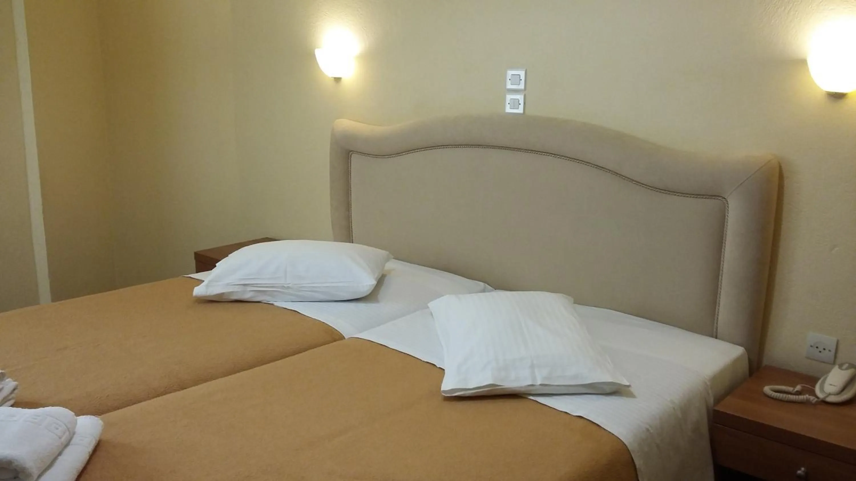 Bedroom, Bed in Virginia Hotel