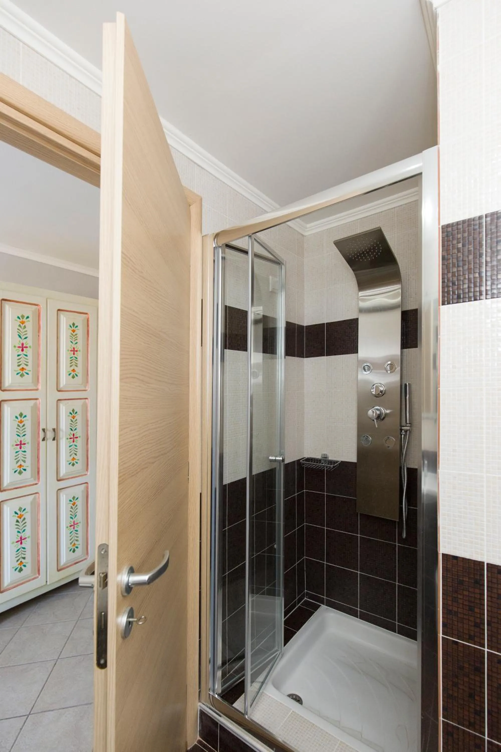 Shower in Virginia Hotel