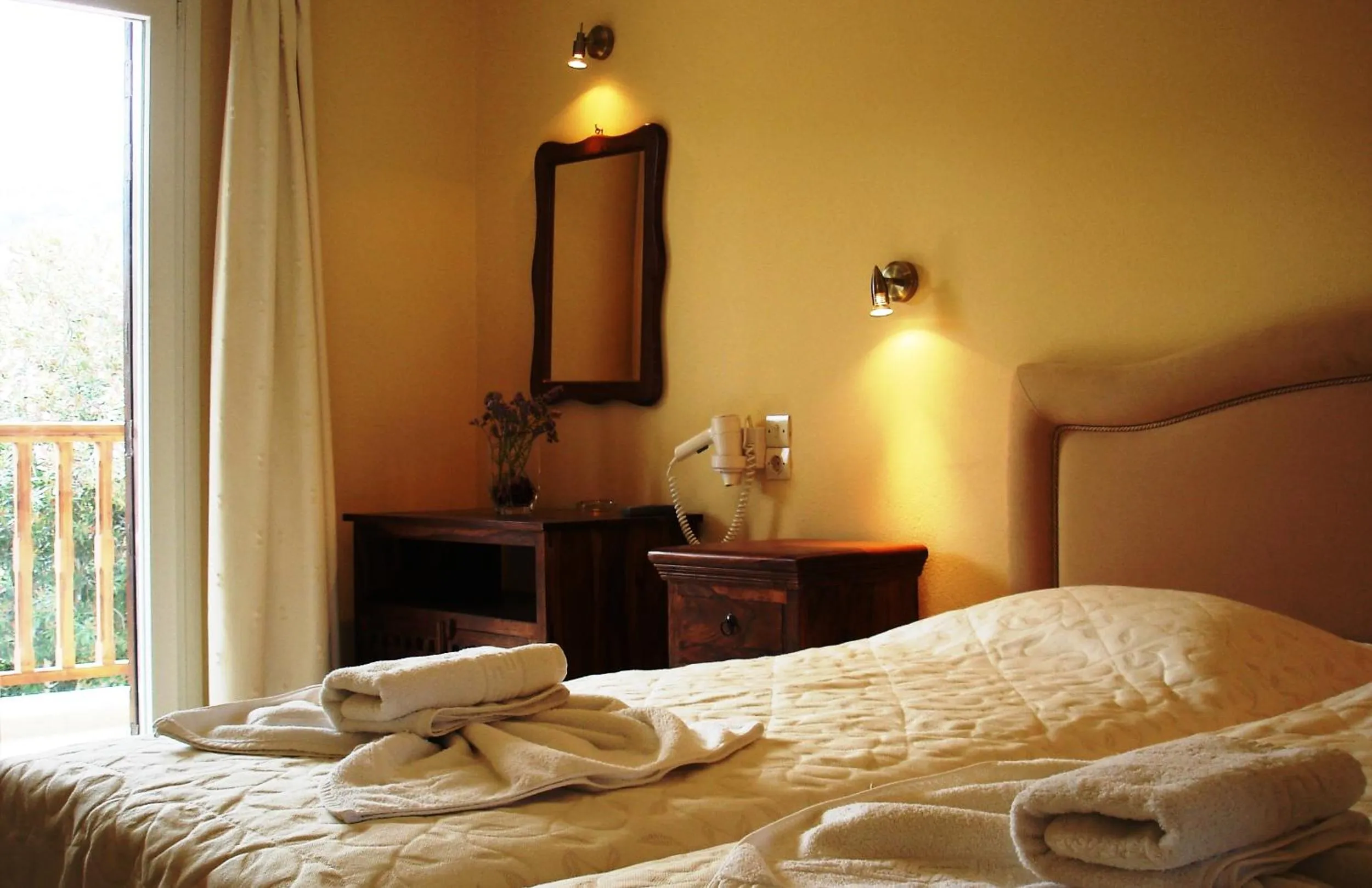 Photo of the whole room, Bed in Virginia Hotel