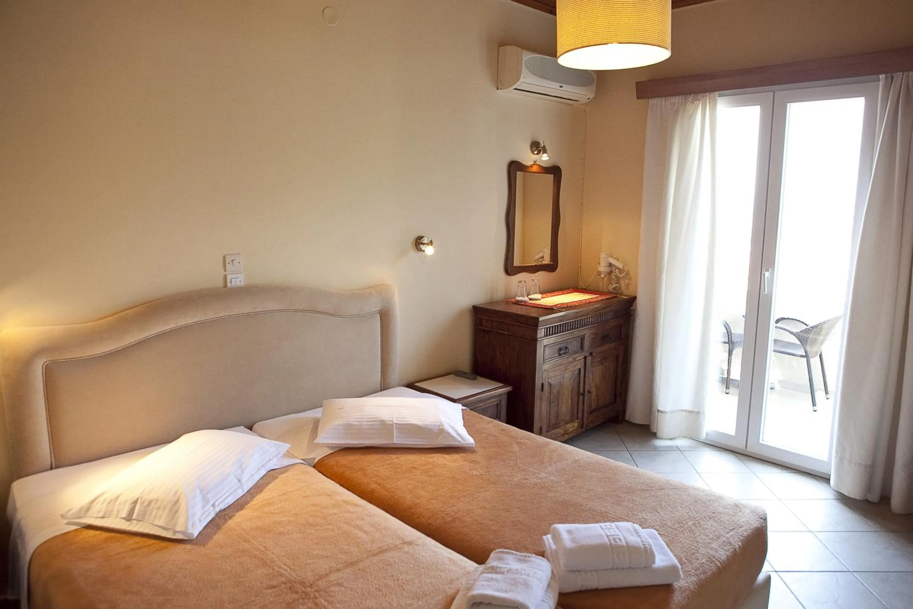 Photo of the whole room, Bed in Virginia Hotel