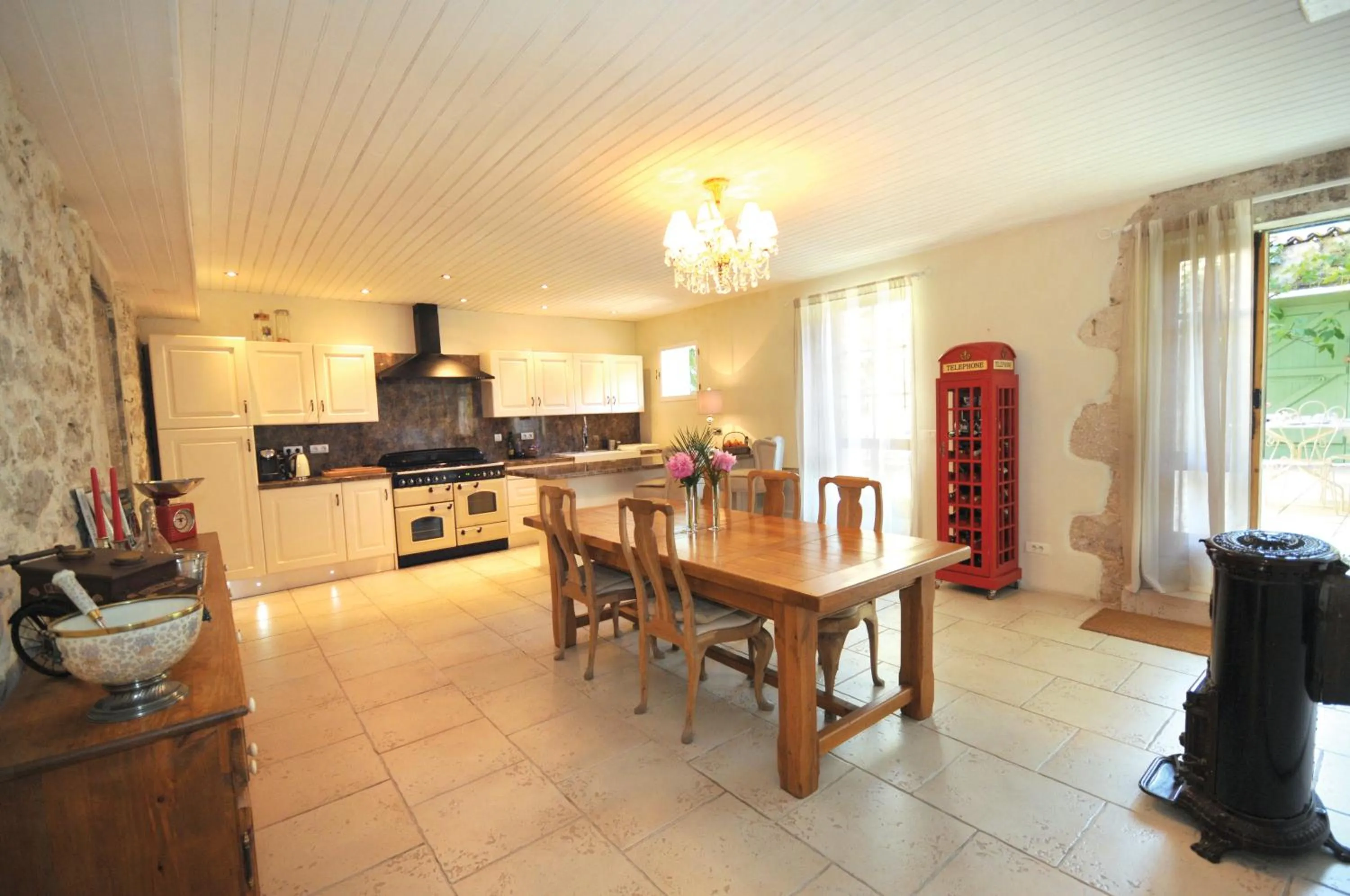 Communal kitchen in 52 Eymet