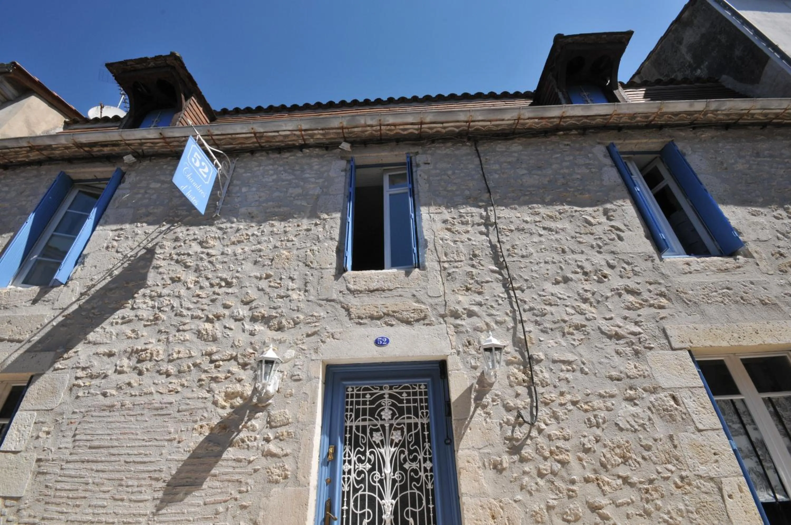 Property building in 52 Eymet