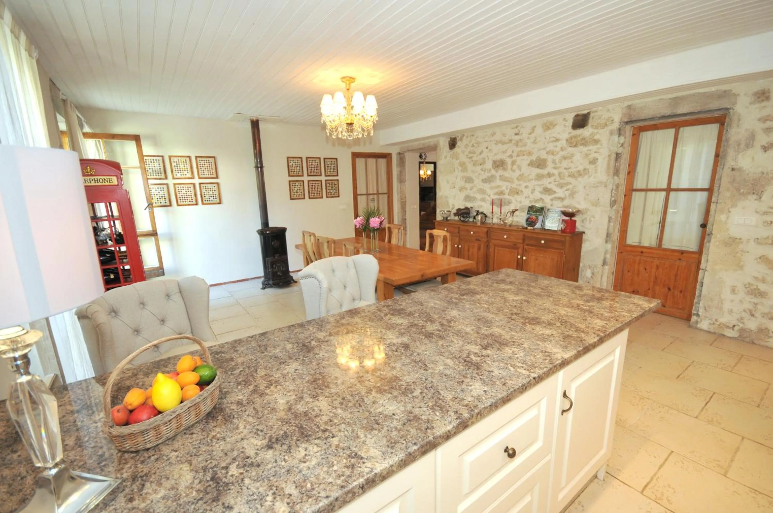 Communal kitchen in 52 Eymet