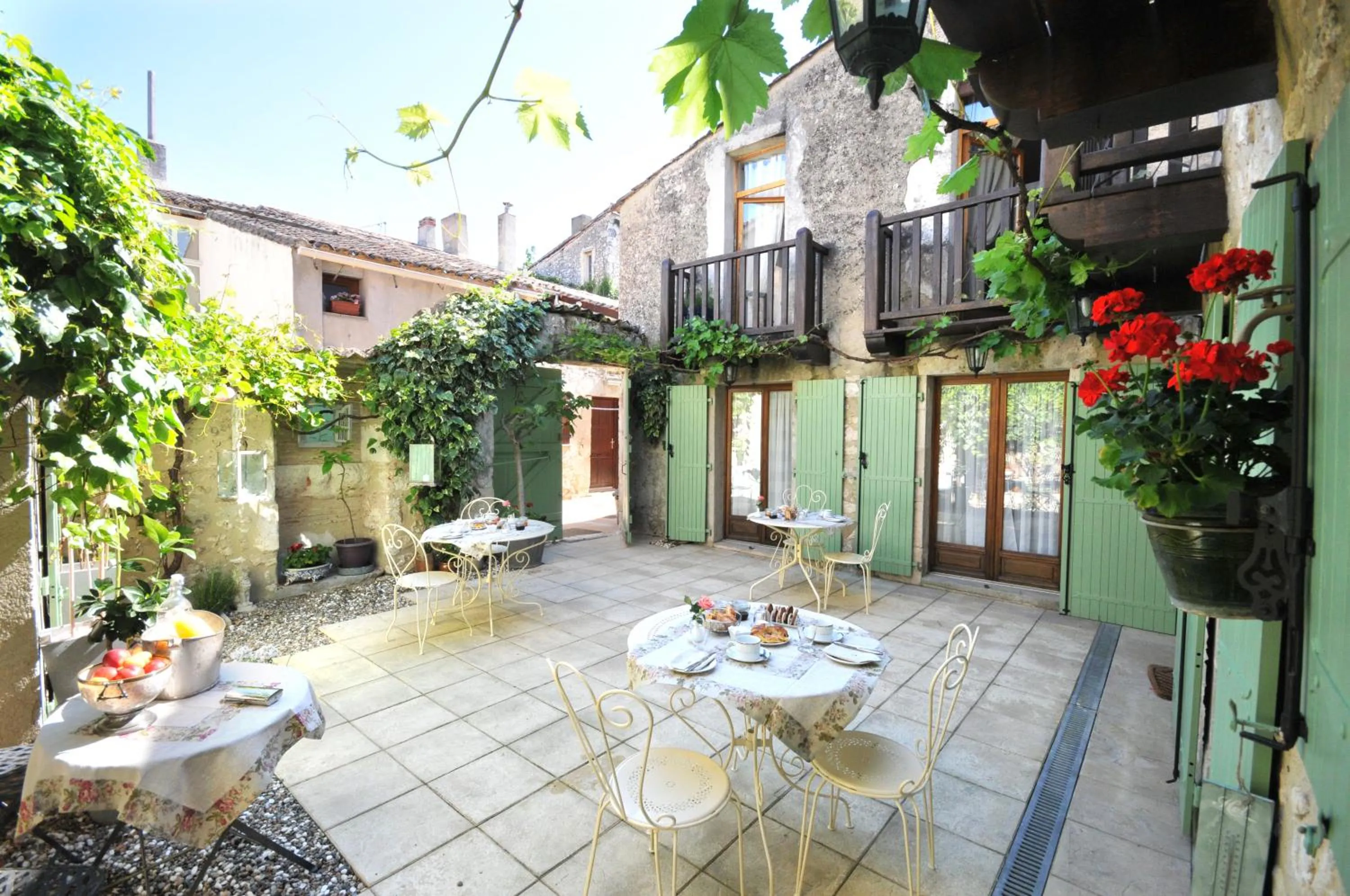 Property building in 52 Eymet