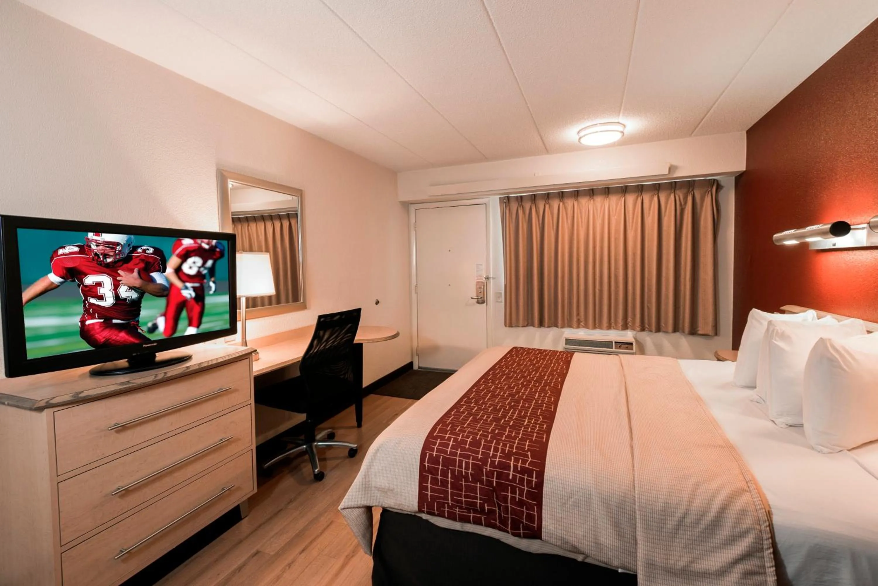 Photo of the whole room, Bed in Red Roof Inn Detroit - Warren