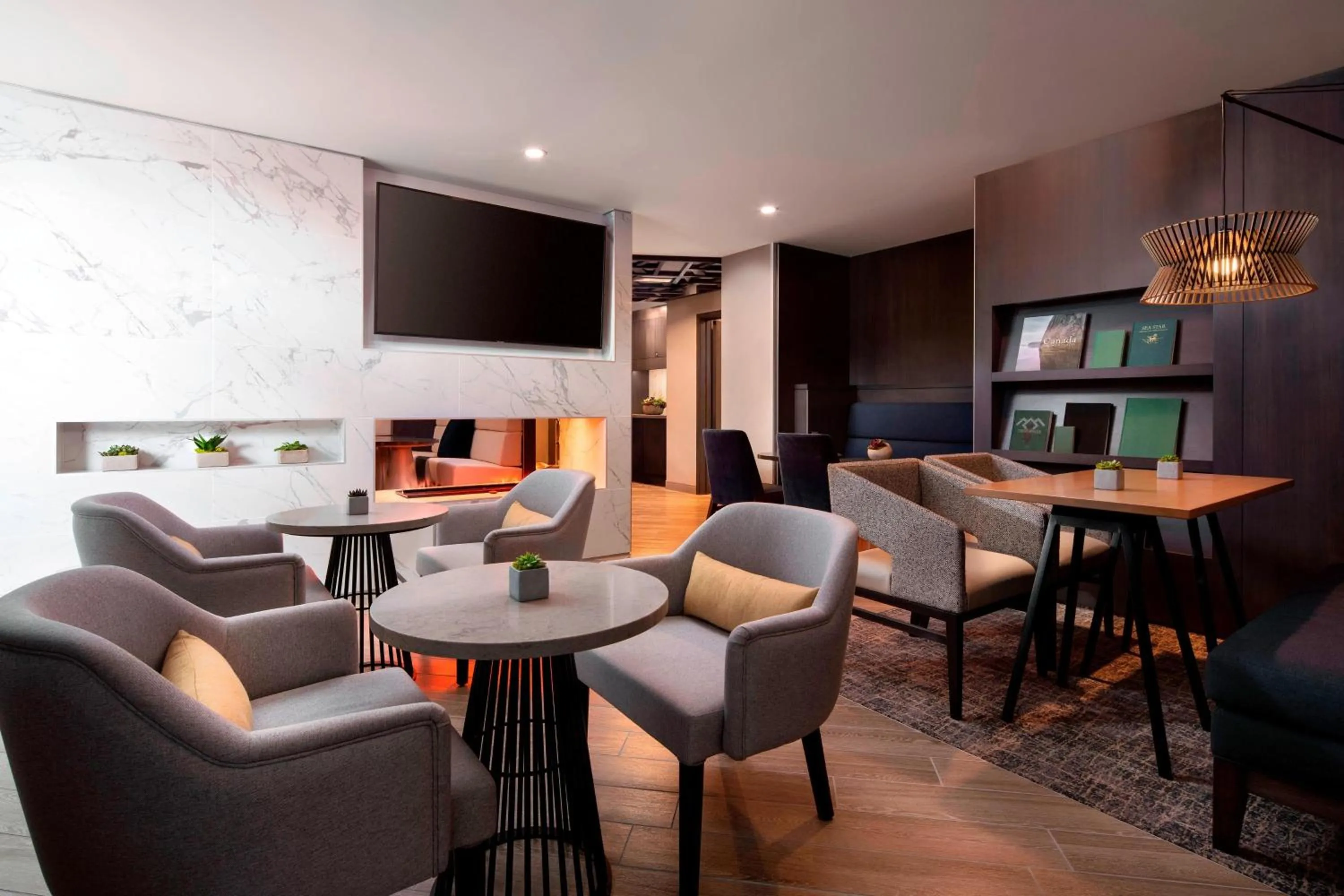 Lounge or bar in Vancouver Airport Marriott Hotel