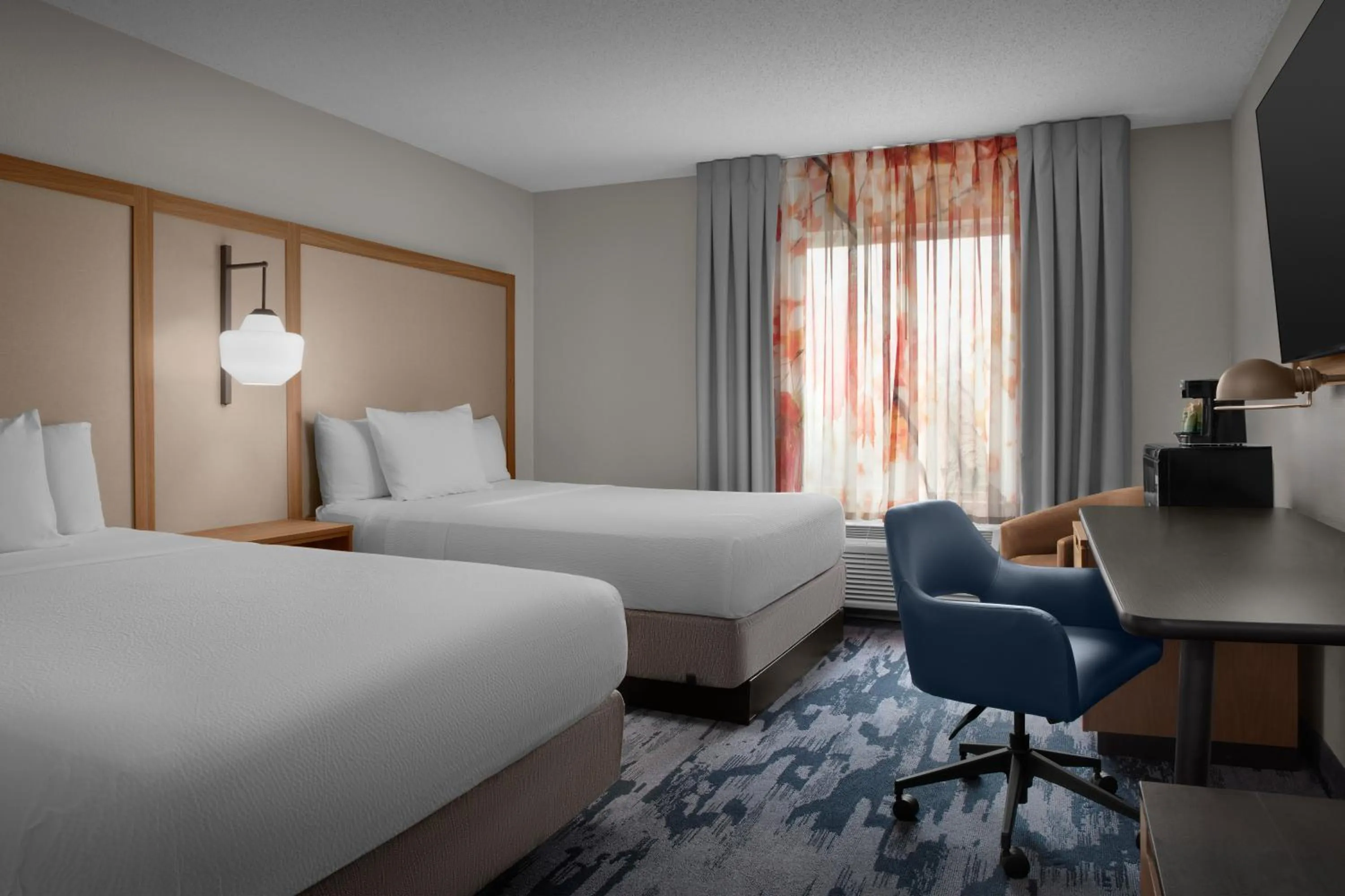 Bedroom, Bed in Fairfield Inn & Suites by Marriott Rogers