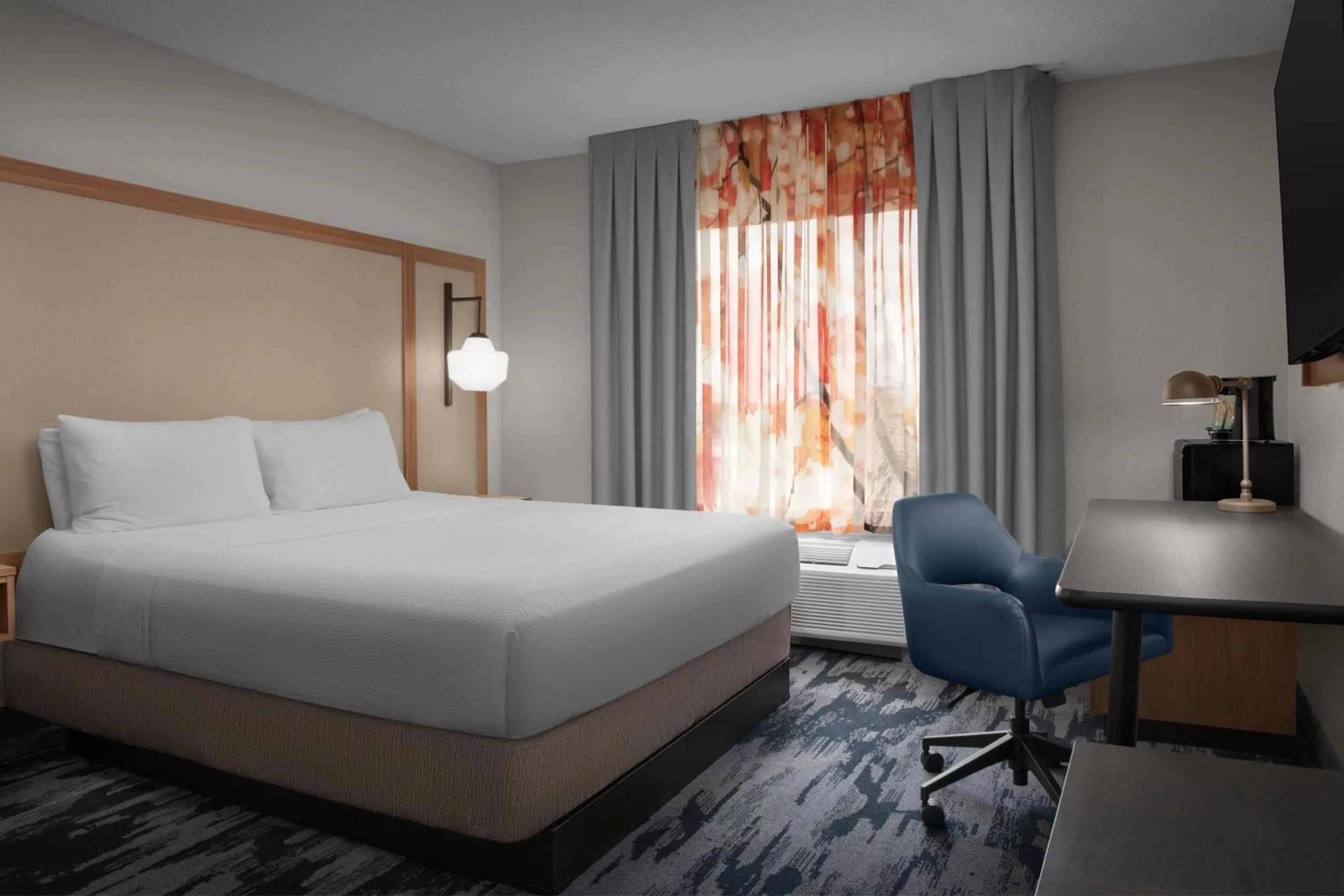Bedroom, Bed in Fairfield Inn & Suites by Marriott Rogers