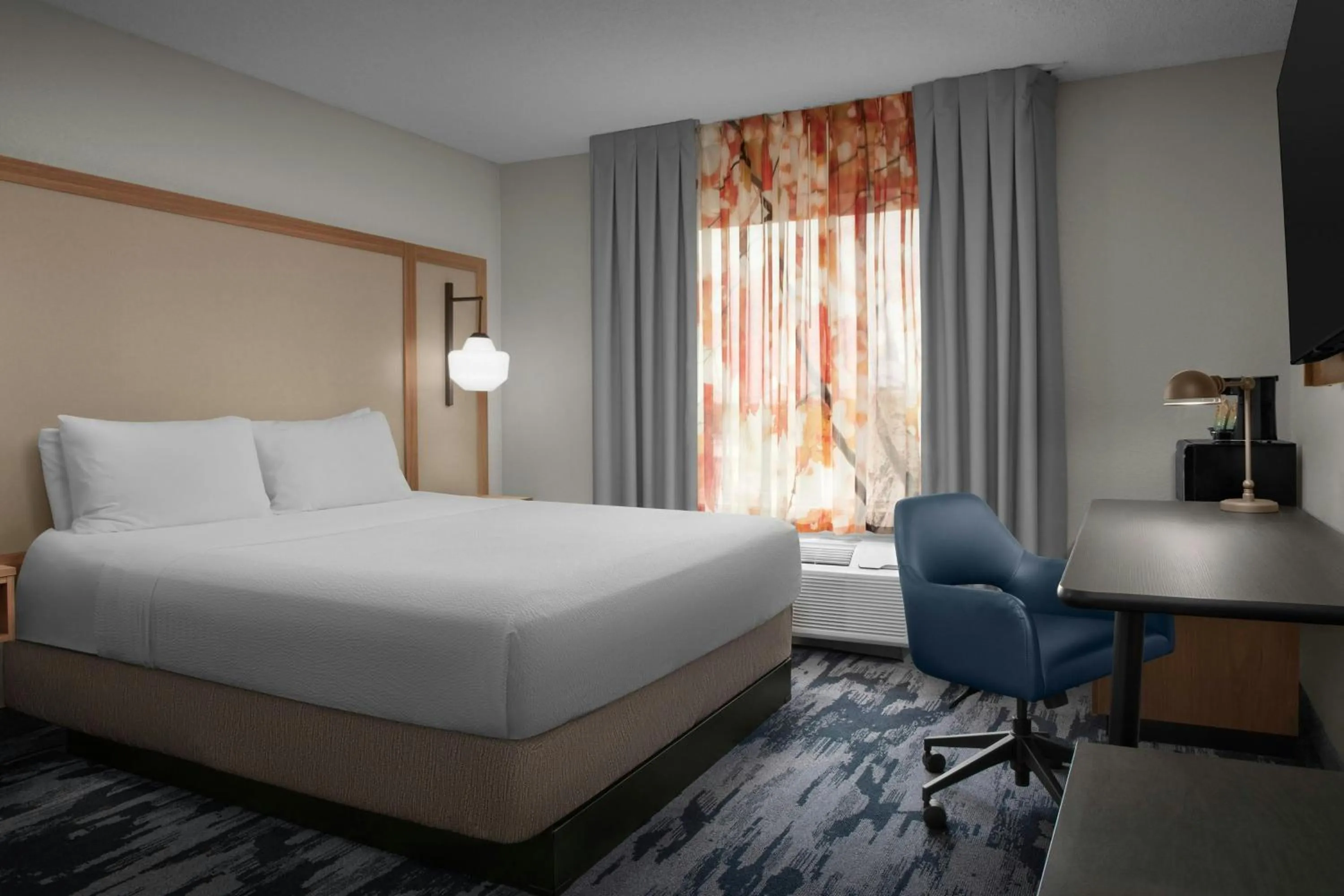 Photo of the whole room, Bed in Fairfield Inn & Suites by Marriott Rogers