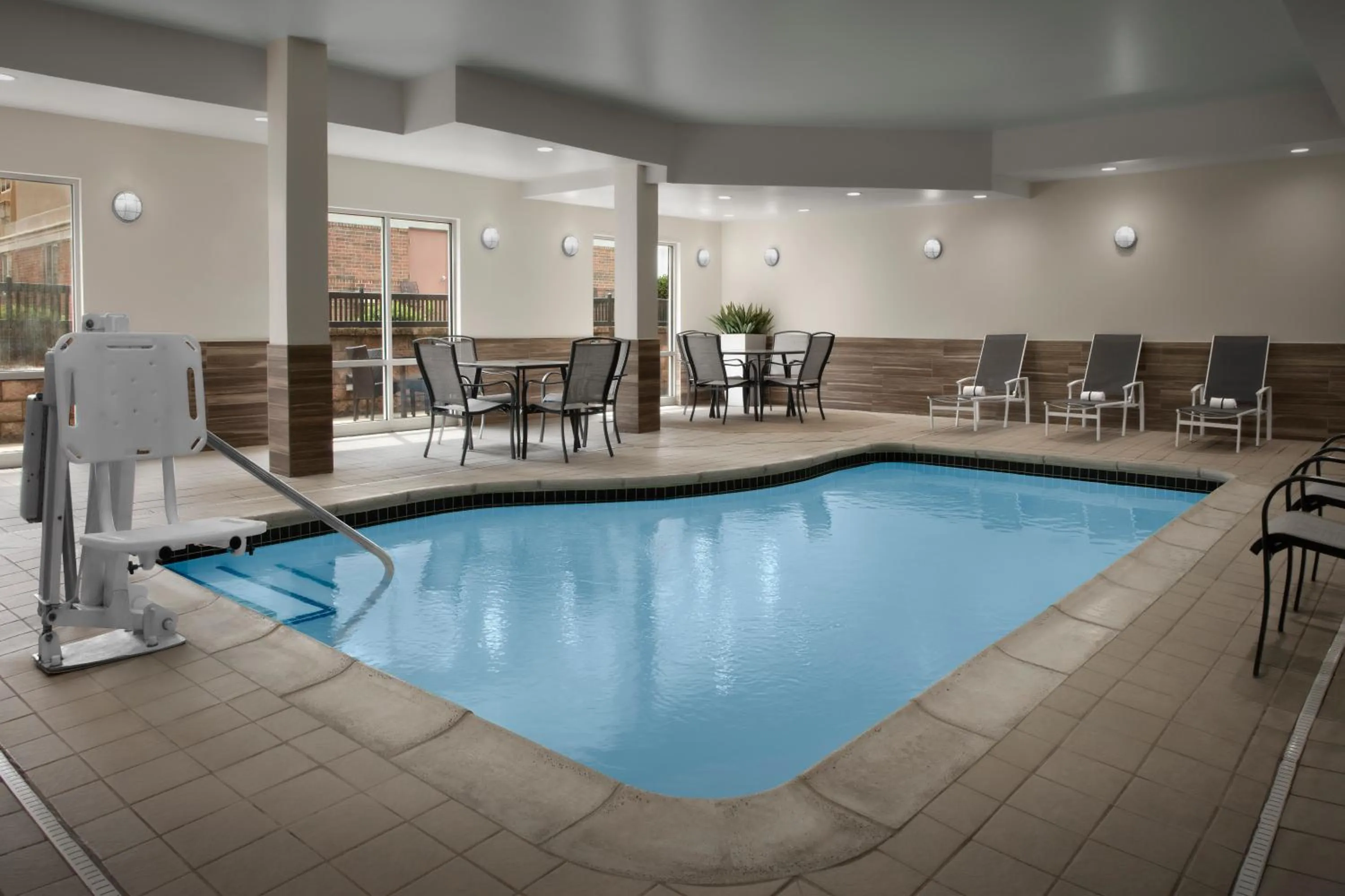 Swimming pool in Fairfield Inn & Suites by Marriott Rogers