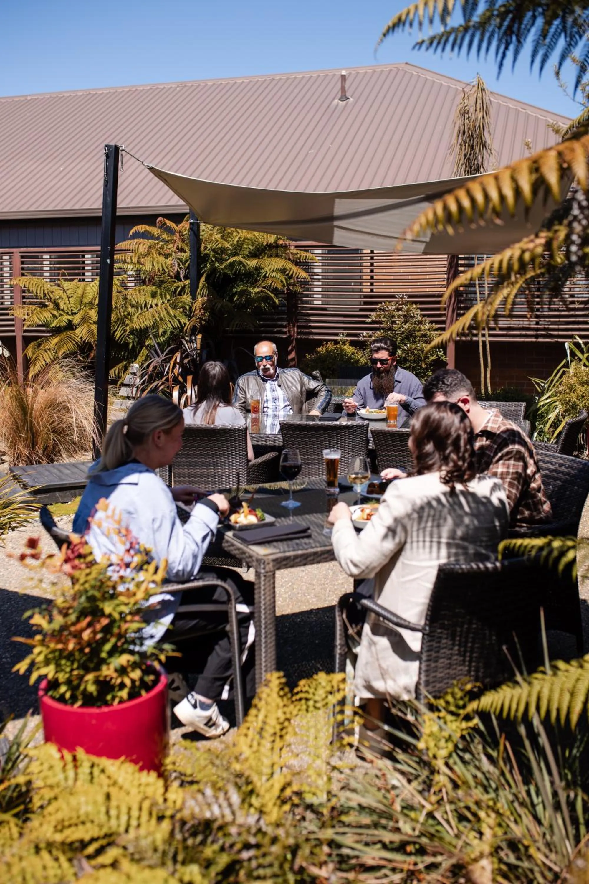 Restaurant/places to eat in Ascot Park Hotel