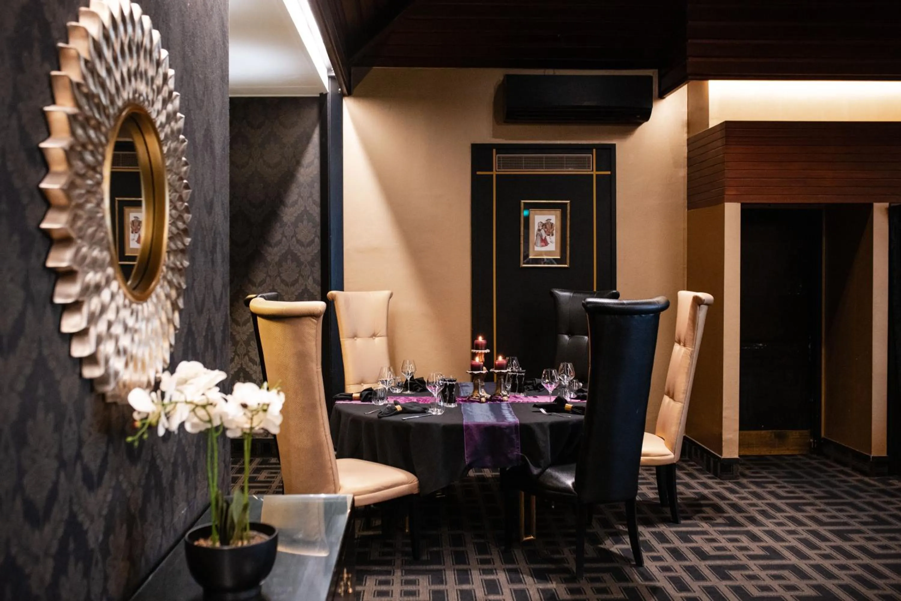 Restaurant/places to eat in Ascot Park Hotel