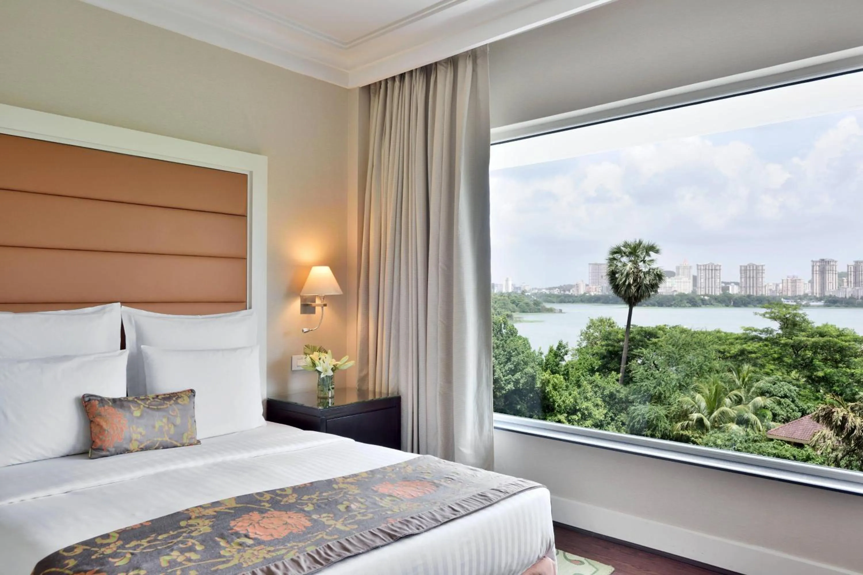 Bedroom, Bed in Marriott Executive Apartment - Lakeside Chalet, Mumbai