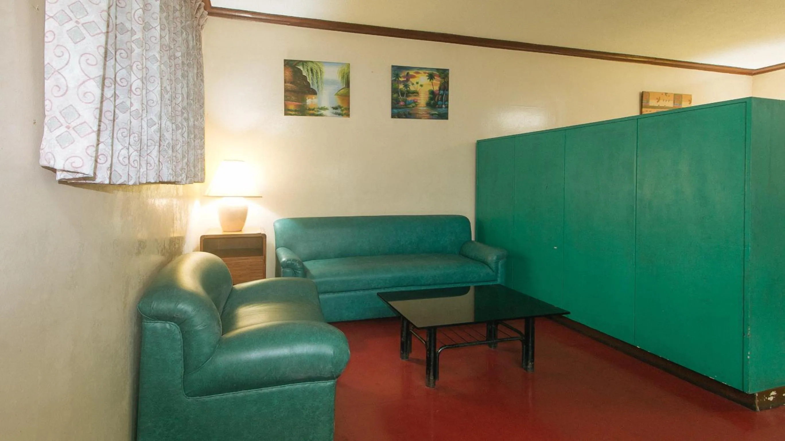 Seating area in RedDoorz at Broadway Court Apartelle Quezon City