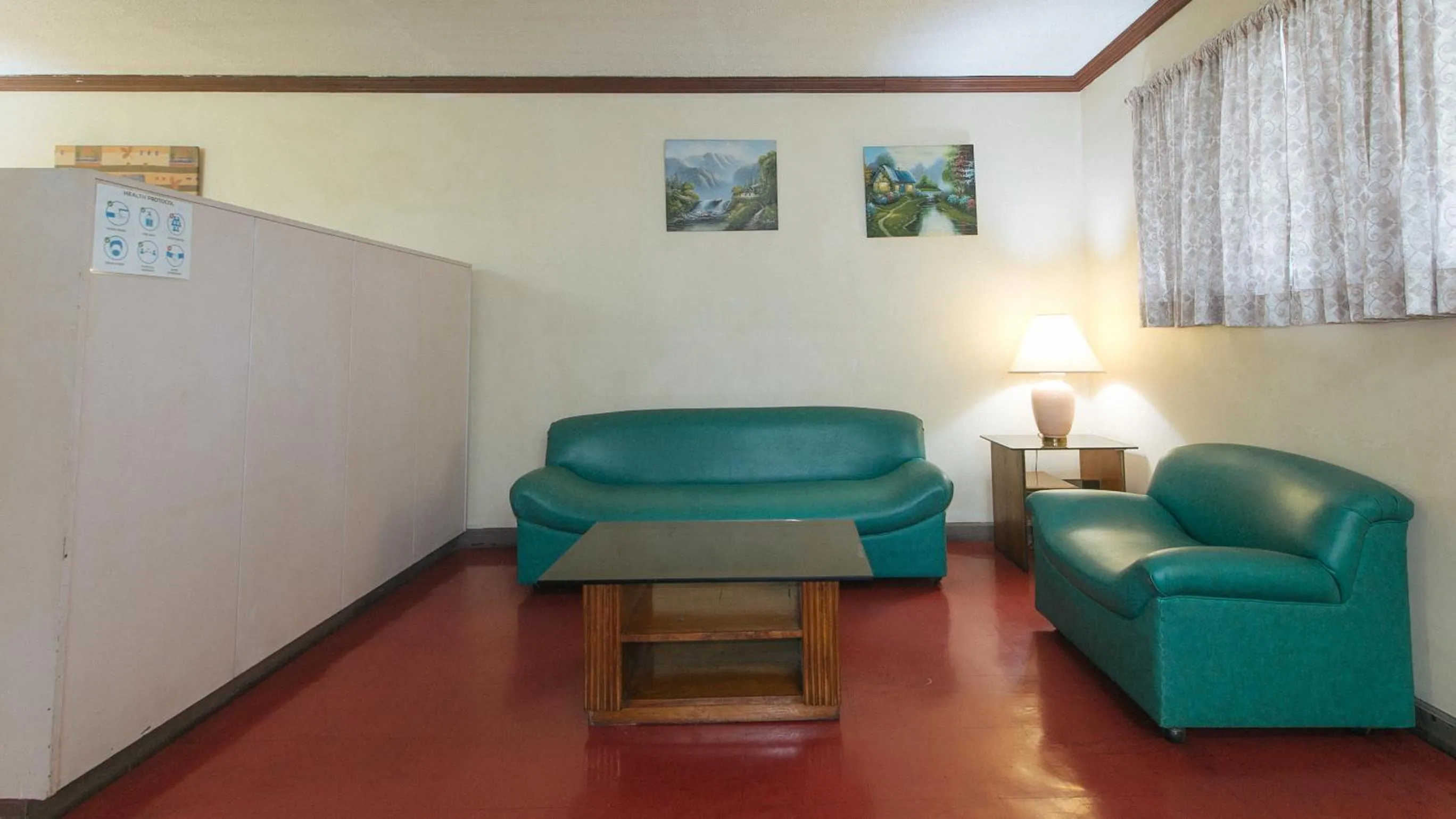 Seating area in RedDoorz at Broadway Court Apartelle Quezon City