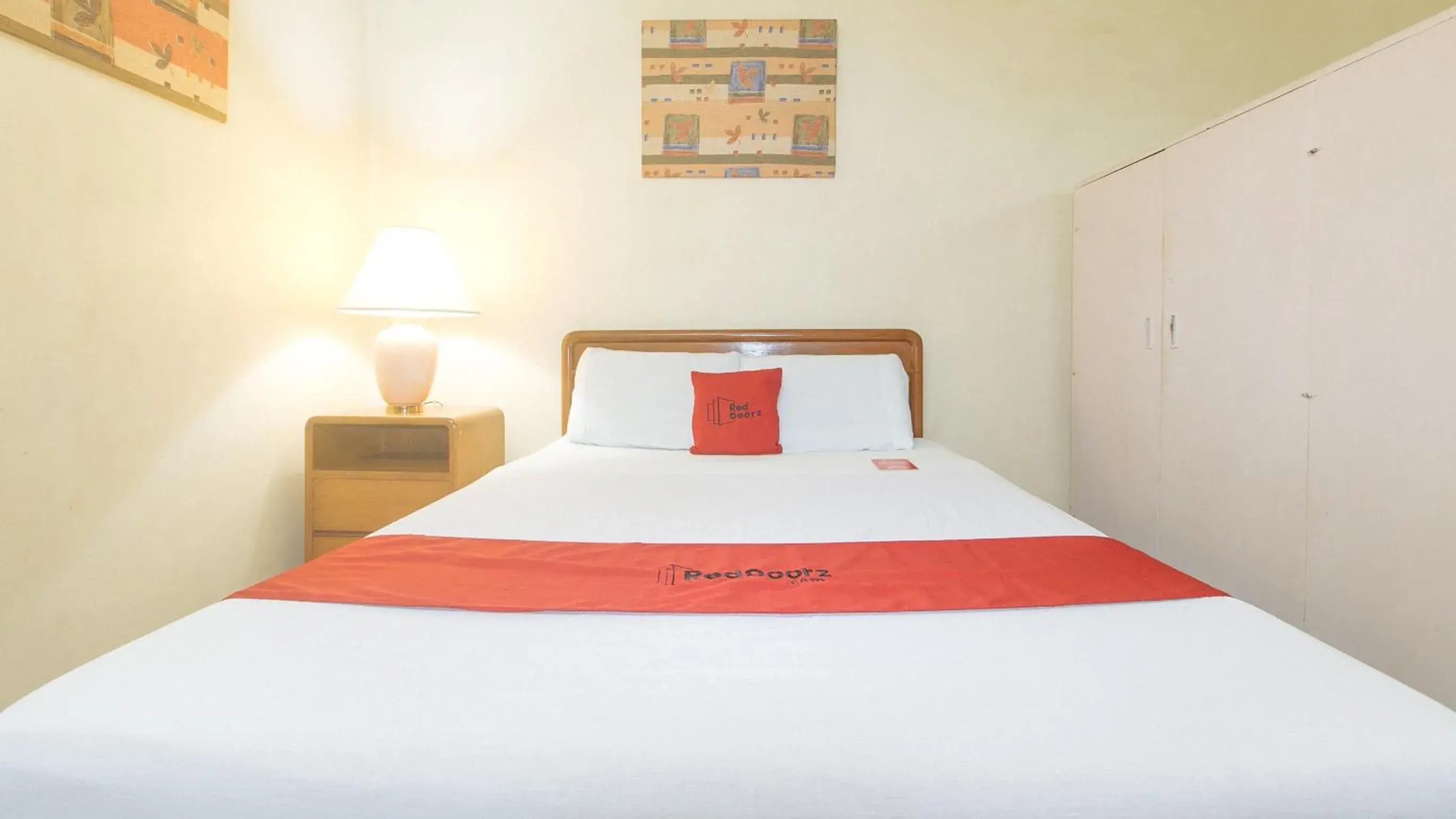 Bed in RedDoorz at Broadway Court Apartelle Quezon City Bed in RedDoorz at Broadway Court Apartelle Quezon City