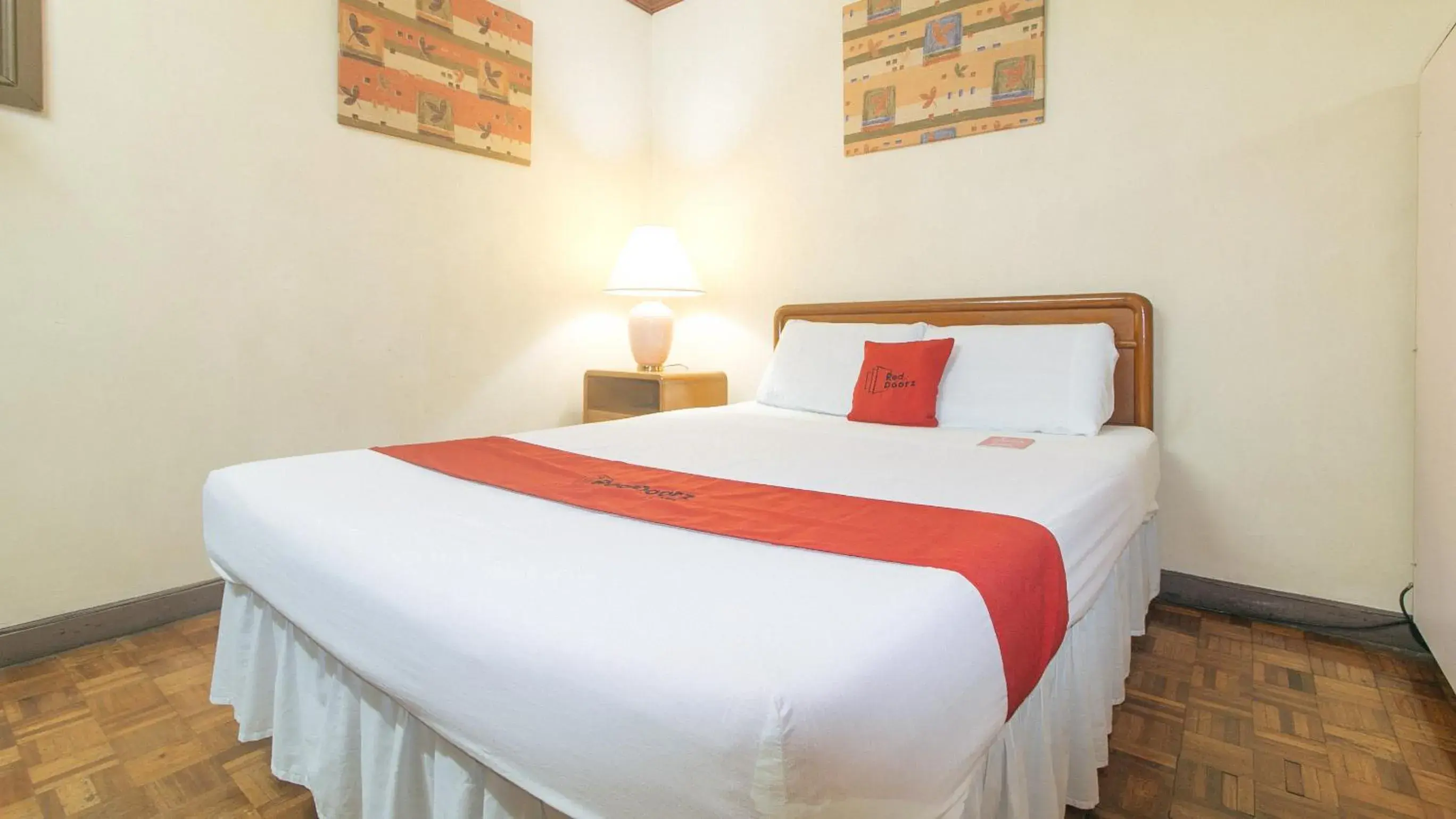 Bed in RedDoorz at Broadway Court Apartelle Quezon City Bed in RedDoorz at Broadway Court Apartelle Quezon City