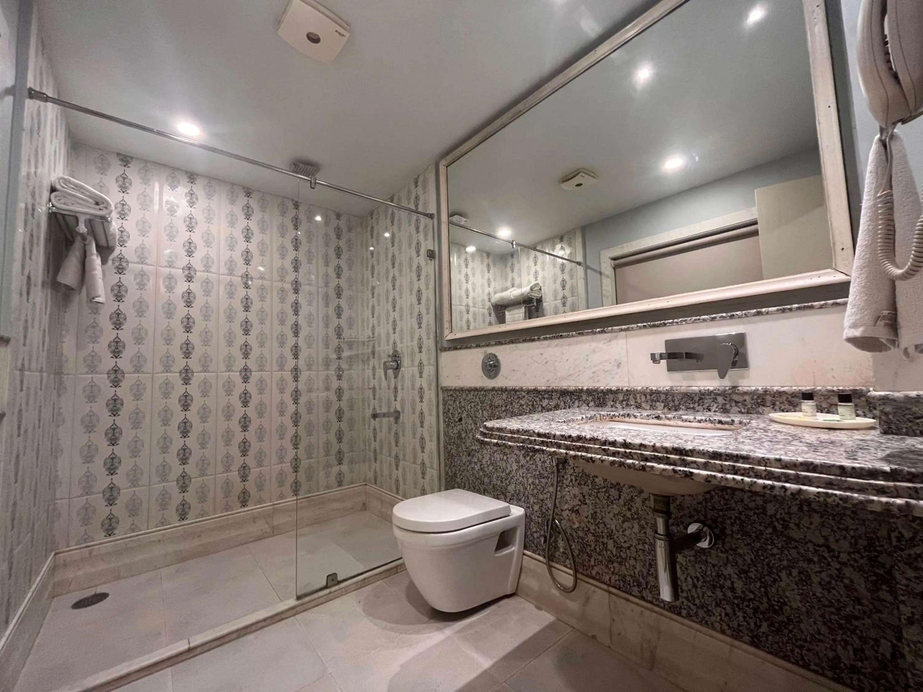 Toilet in Ratnawali – A Vegetarian Heritage Hotel