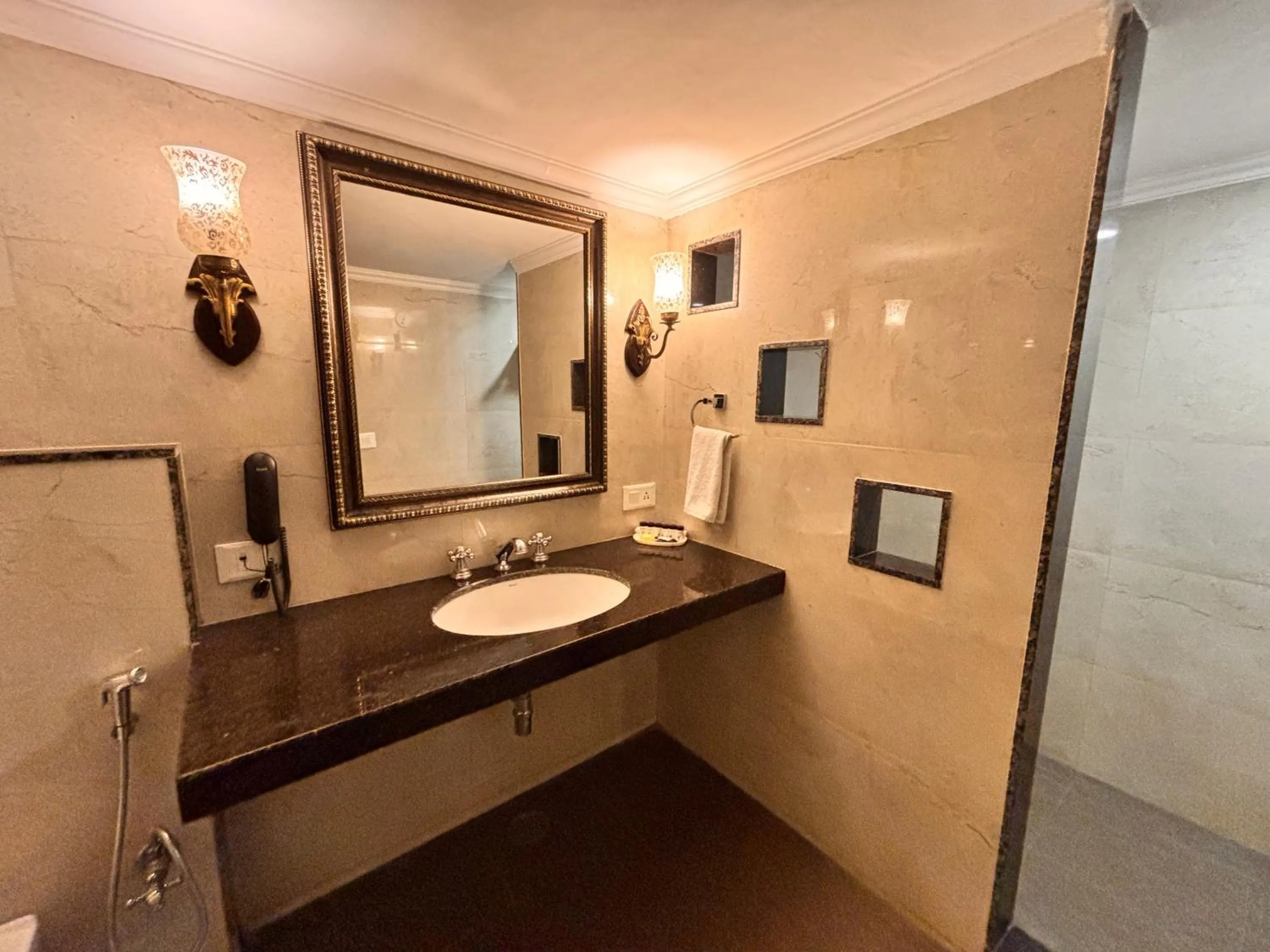 Toilet in Ratnawali – A Vegetarian Heritage Hotel