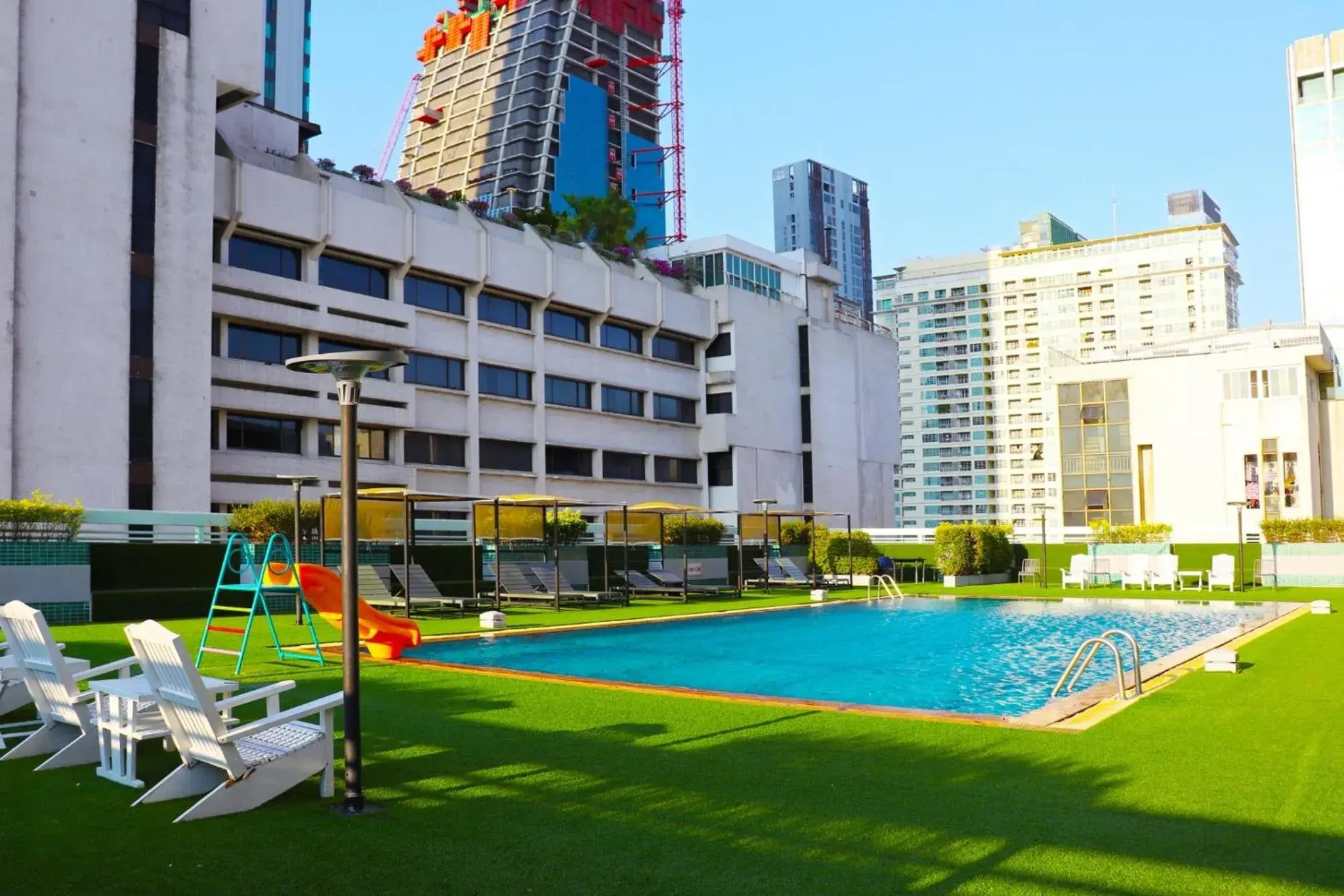Swimming pool in Evergreen Place Siam by UHG Swimming pool in Evergreen Place Siam by UHG
