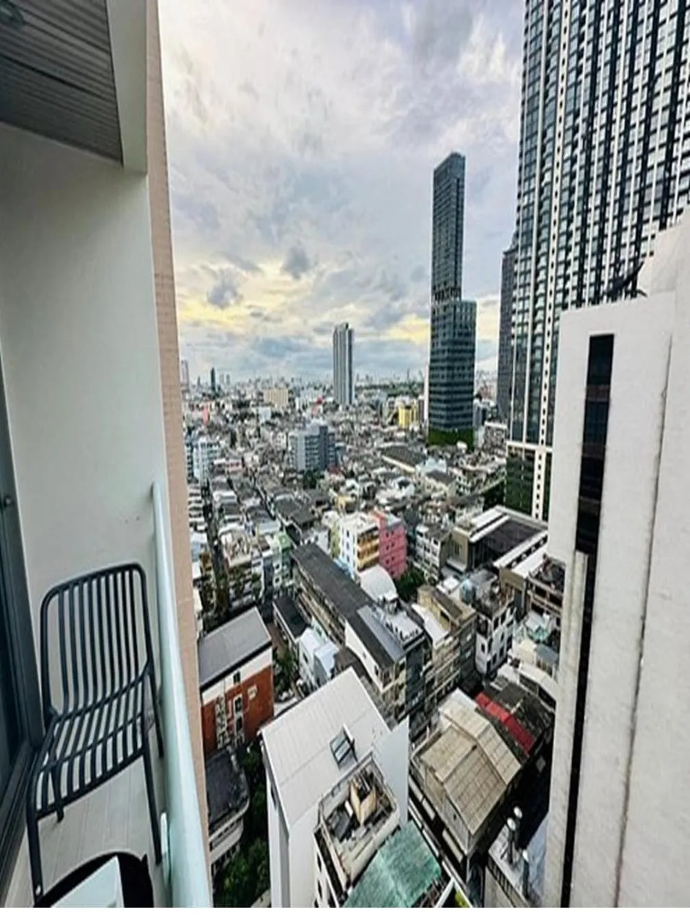 Balcony/Terrace in Evergreen Place Siam by UHG