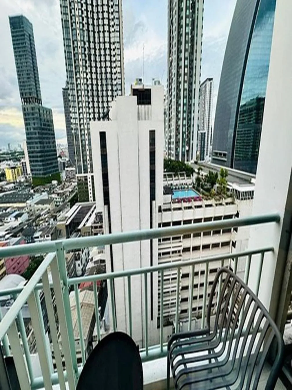 Balcony/Terrace in Evergreen Place Siam by UHG